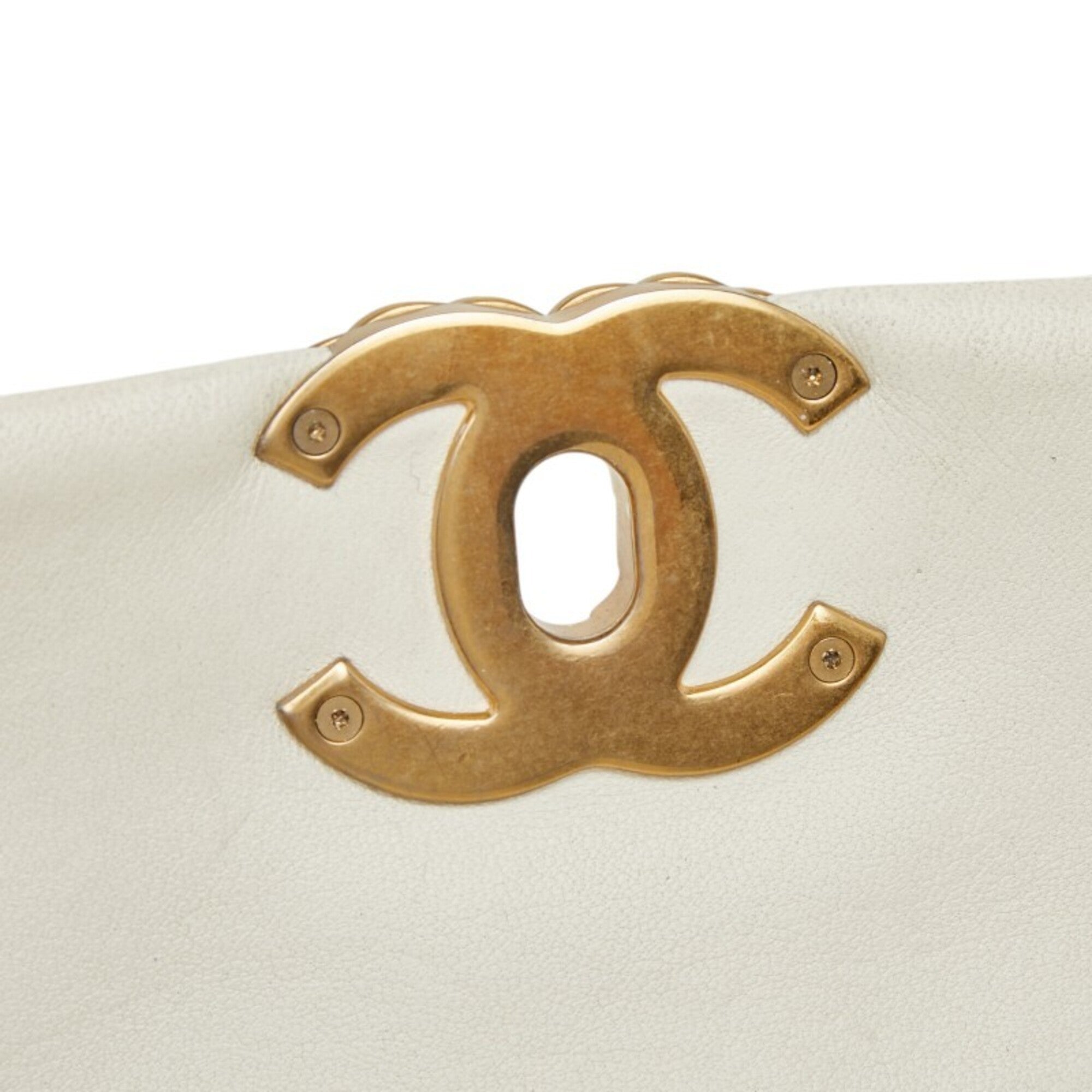 Chanel White Shoulder Bag (Pre-Owned)