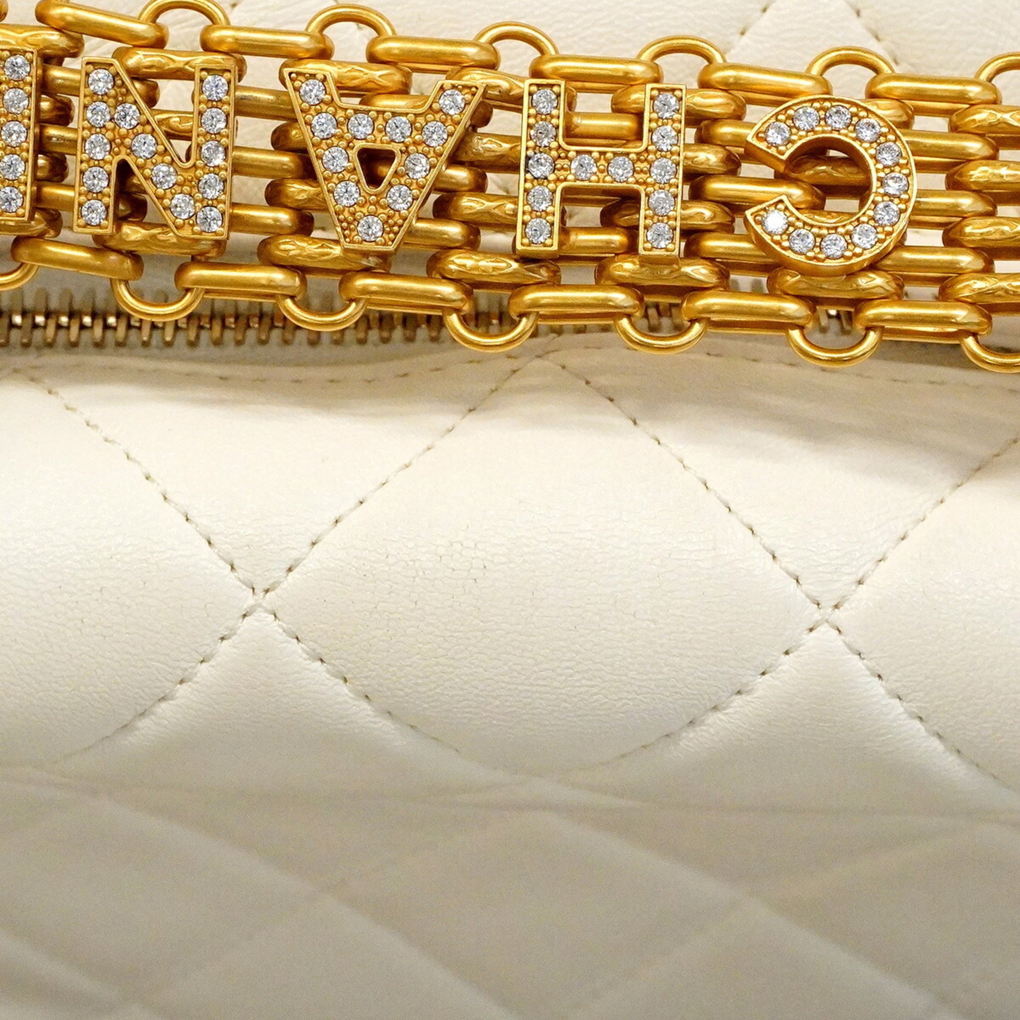 Chanel White Leather Handbag (Pre-Owned)