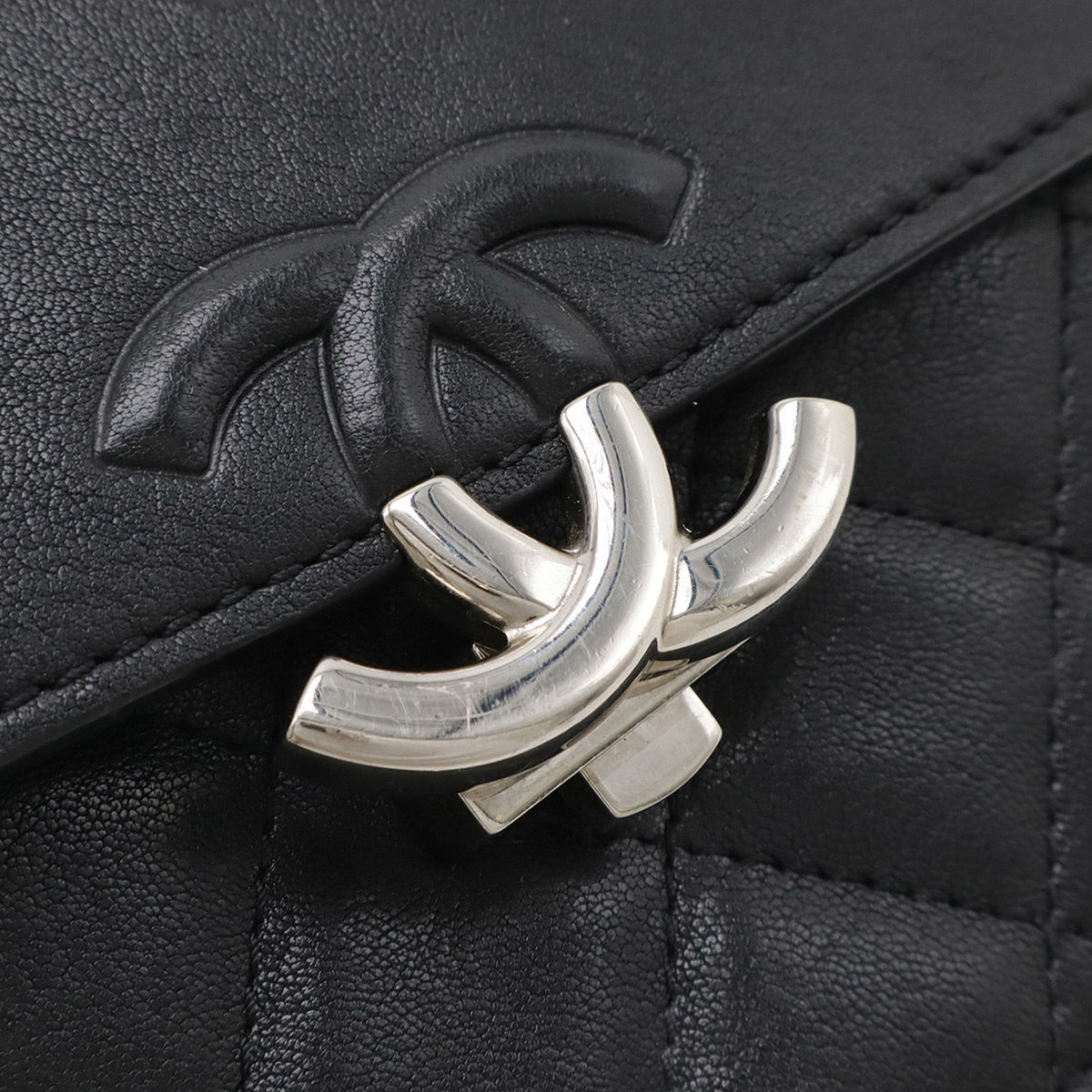 Chanel Black Leather Shoulder Bag (Pre-Owned)