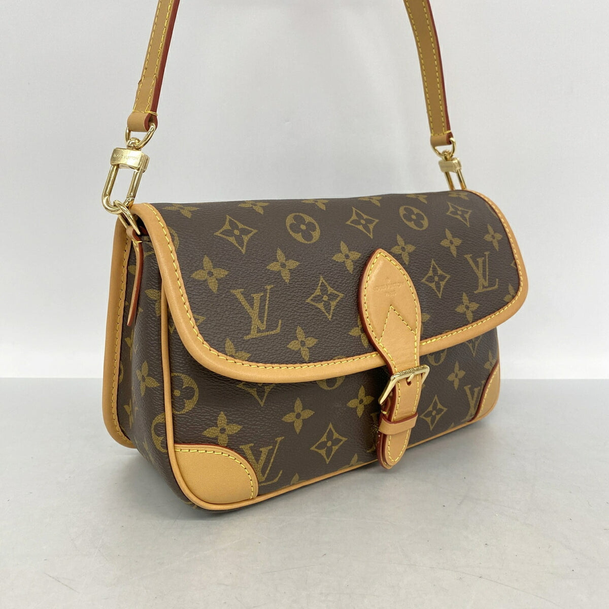 Louis Vuitton Noir Handbag (Pre-Owned)