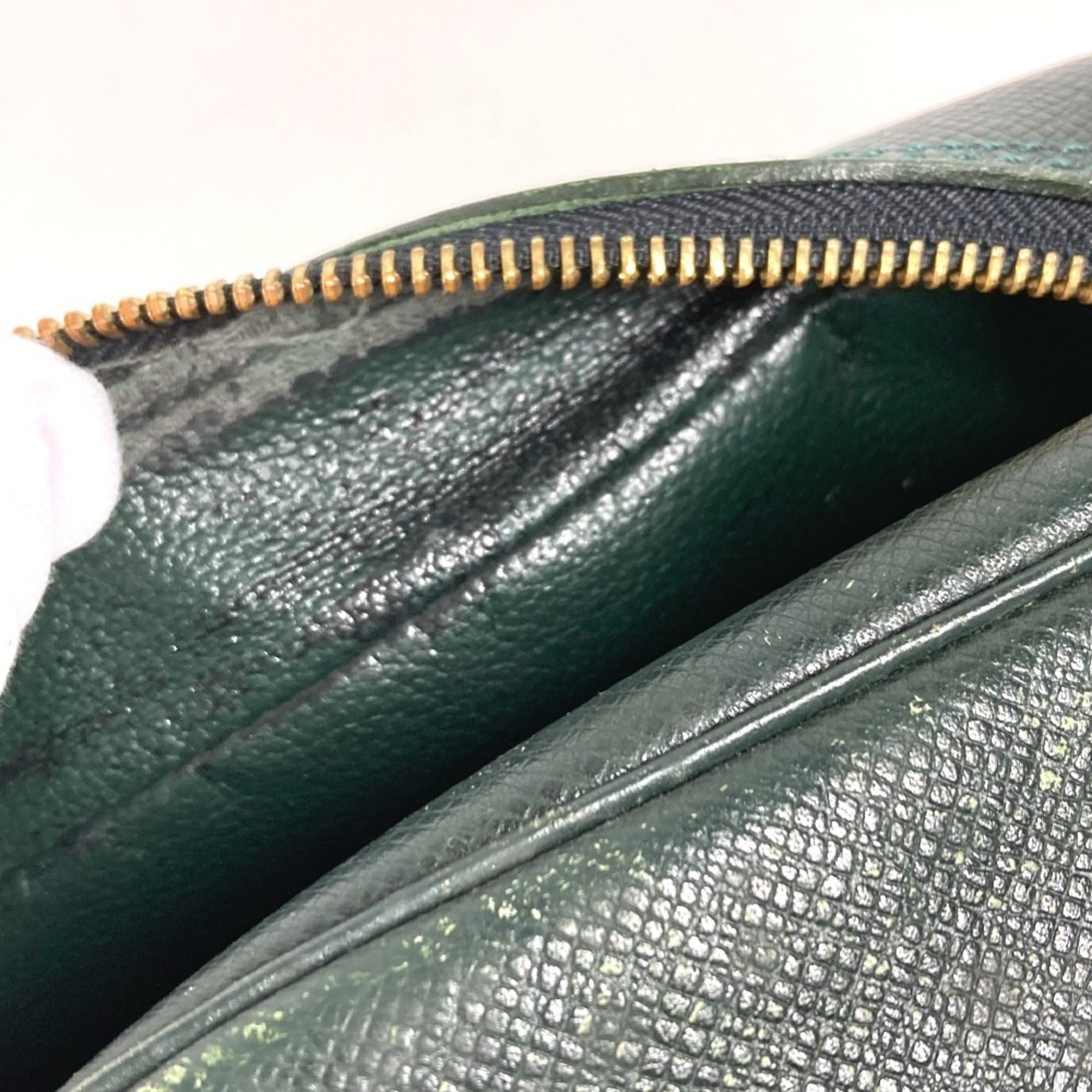 Louis Vuitton Taiga Episea Green Taiga Leather Handbag (Pre-Owned)