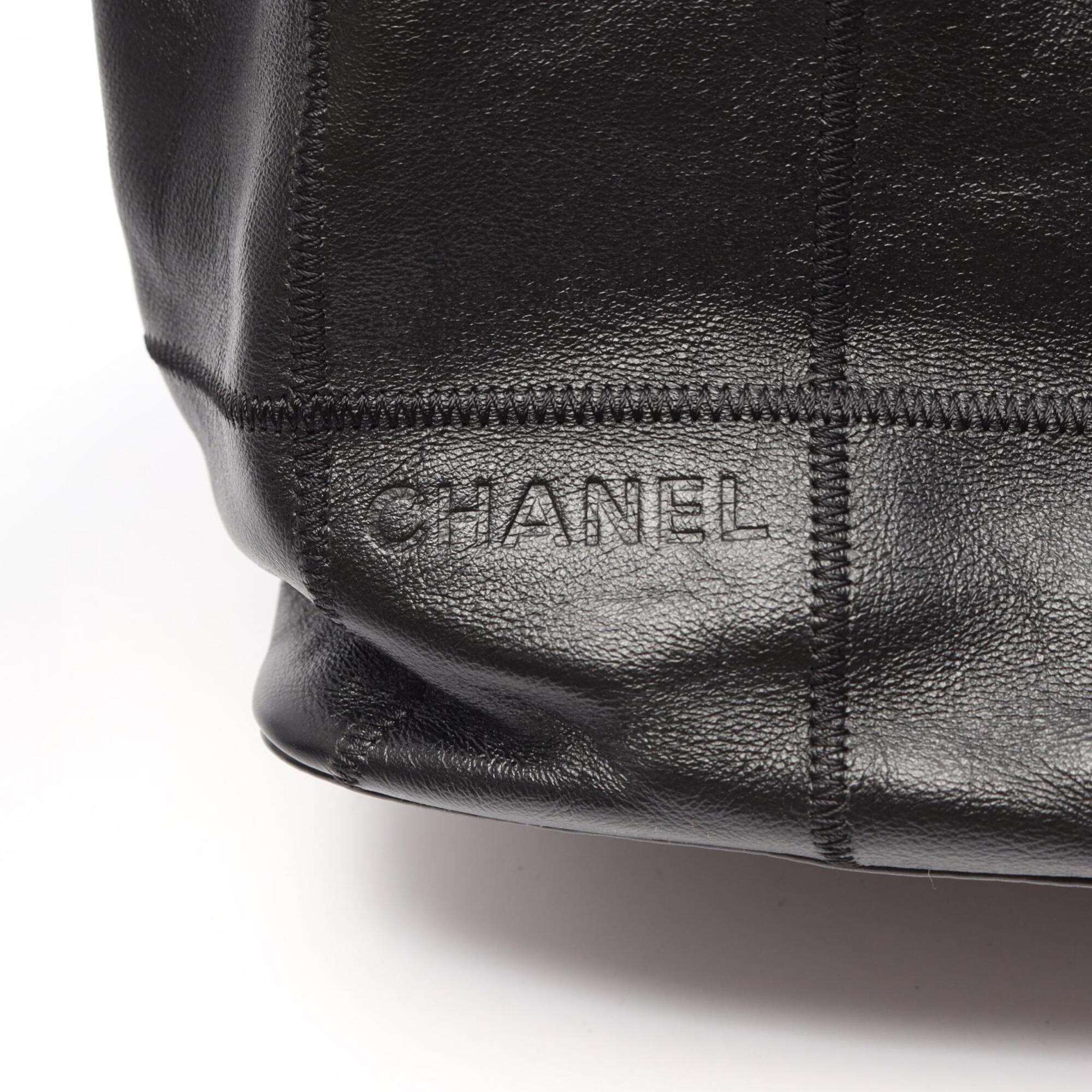 Chanel Black Leather Handbag (Pre-Owned)