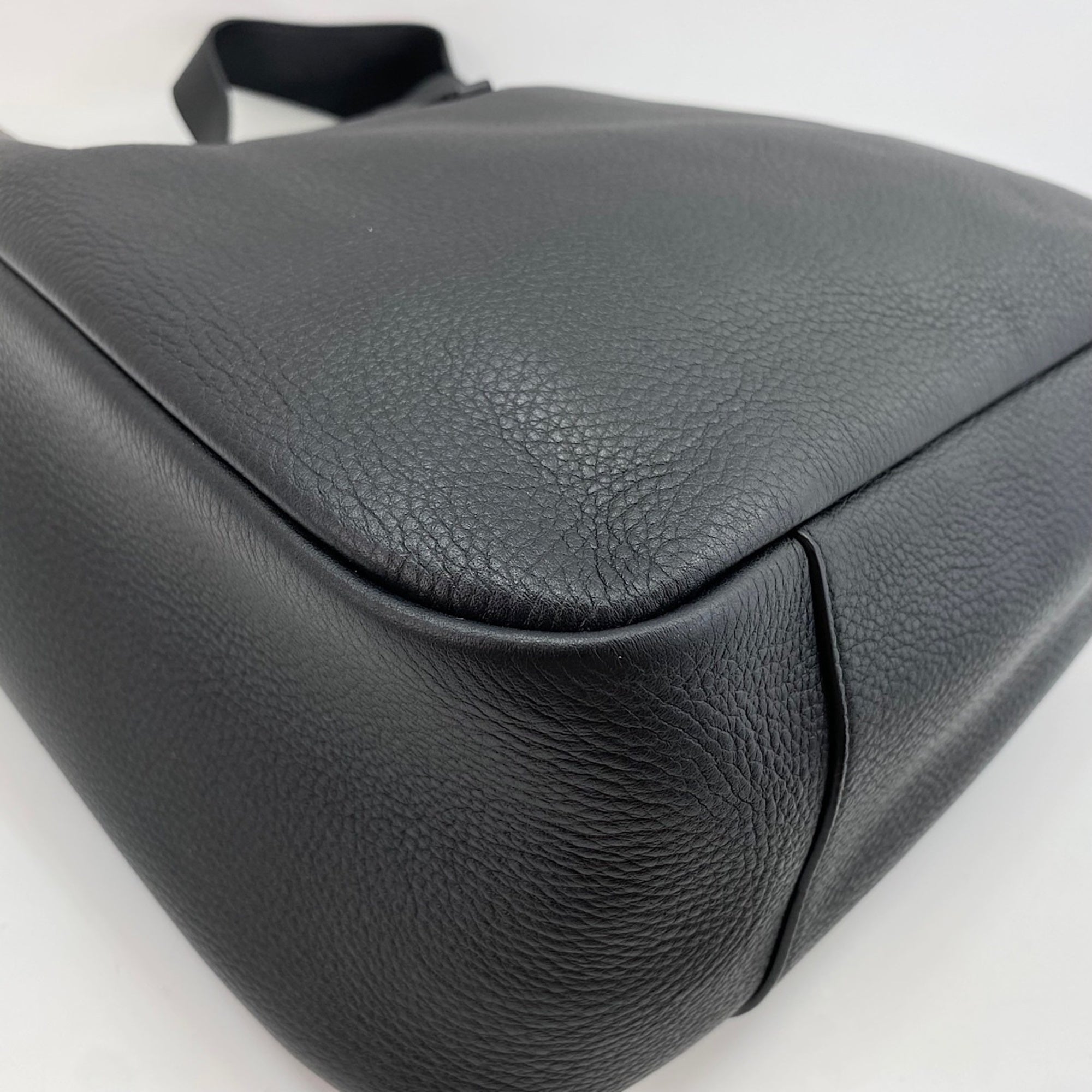 Yves Saint Laurent Black Shoulder Bag (Pre-Owned)