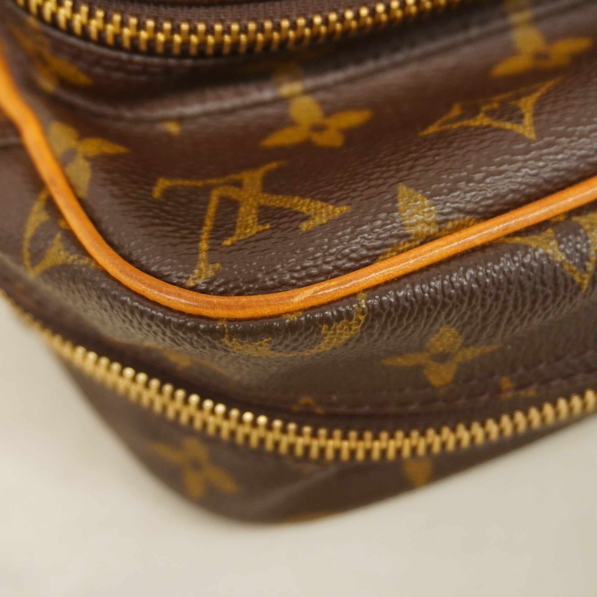 Louis Vuitton Brown Shoulder Bag (Pre-Owned)