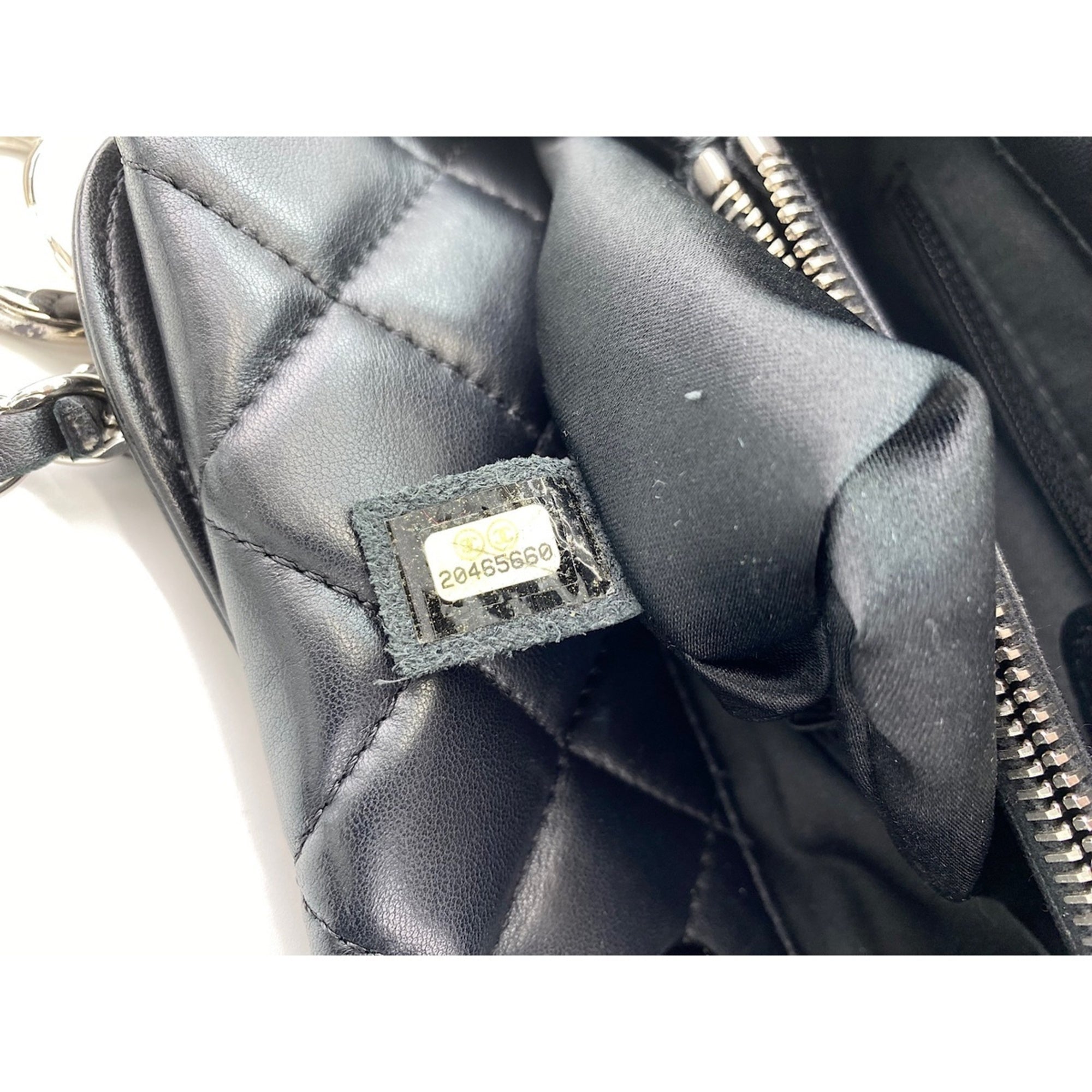 Chanel Black Shoulder Bag (Pre-Owned)