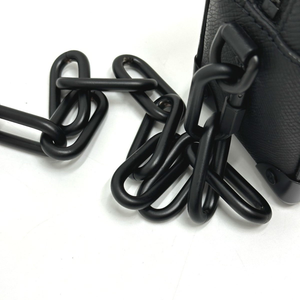 Louis Vuitton Taiga Black Taiga Leather Shoulder Bag (Pre-Owned)
