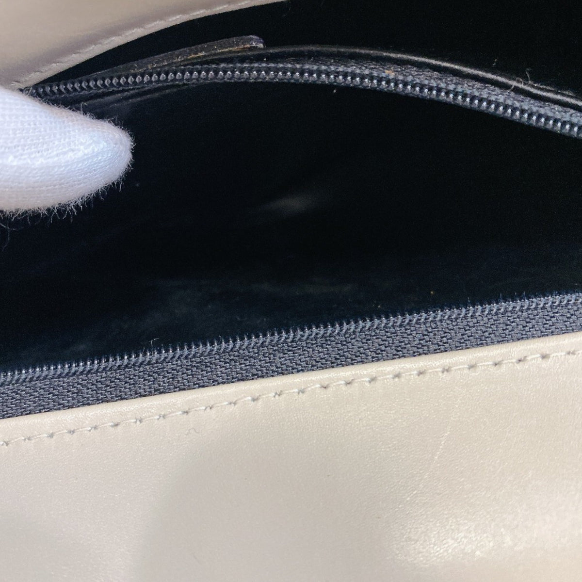Salvatore Ferragamo Ivory White Leather Shoulder Bag (Pre-Owned)