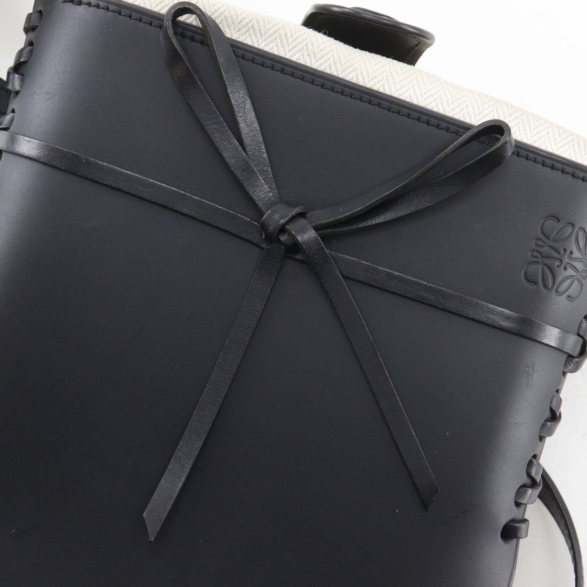 Loewe Black Leather Shoulder Bag (Pre-Owned)