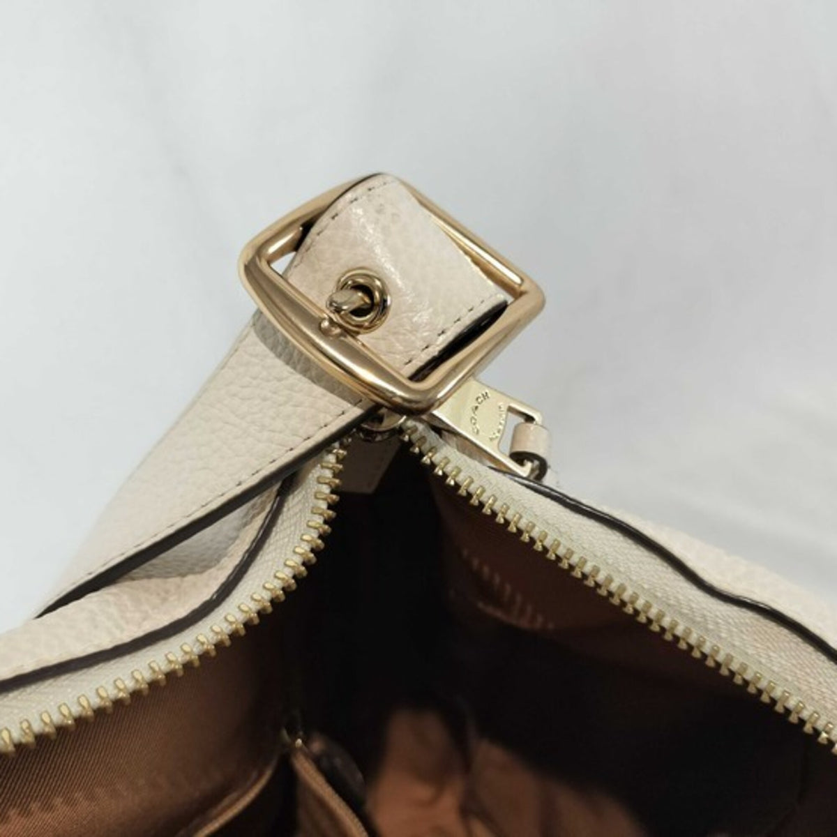 Coach White Shoulder Bag (Pre-Owned)