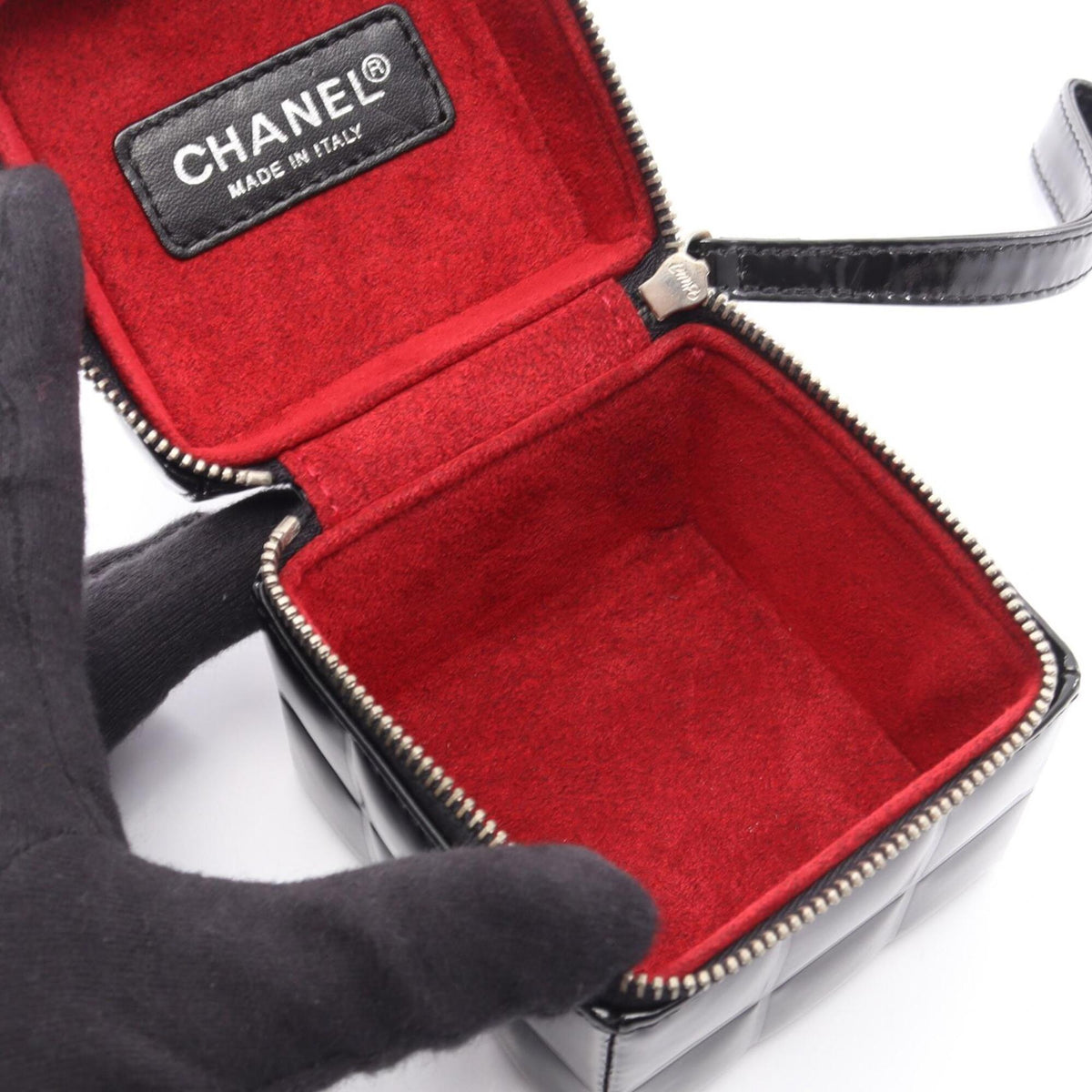 Chanel Chocolate Bar Black Patent Leather Handbag (Pre-Owned)
