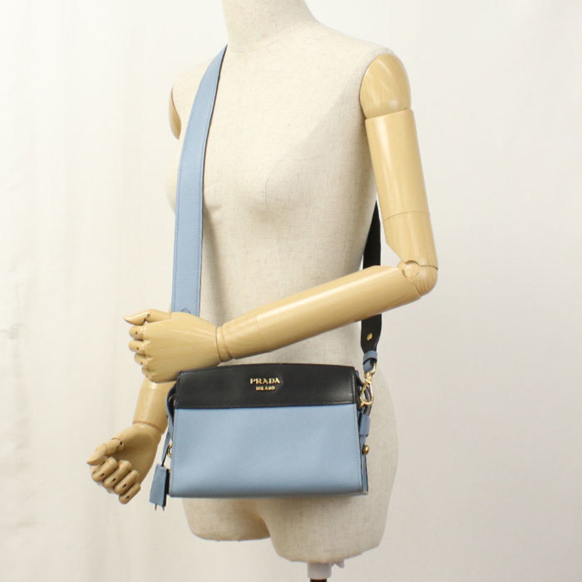 Prada Blue Leather Shoulder Bag (Pre-Owned)