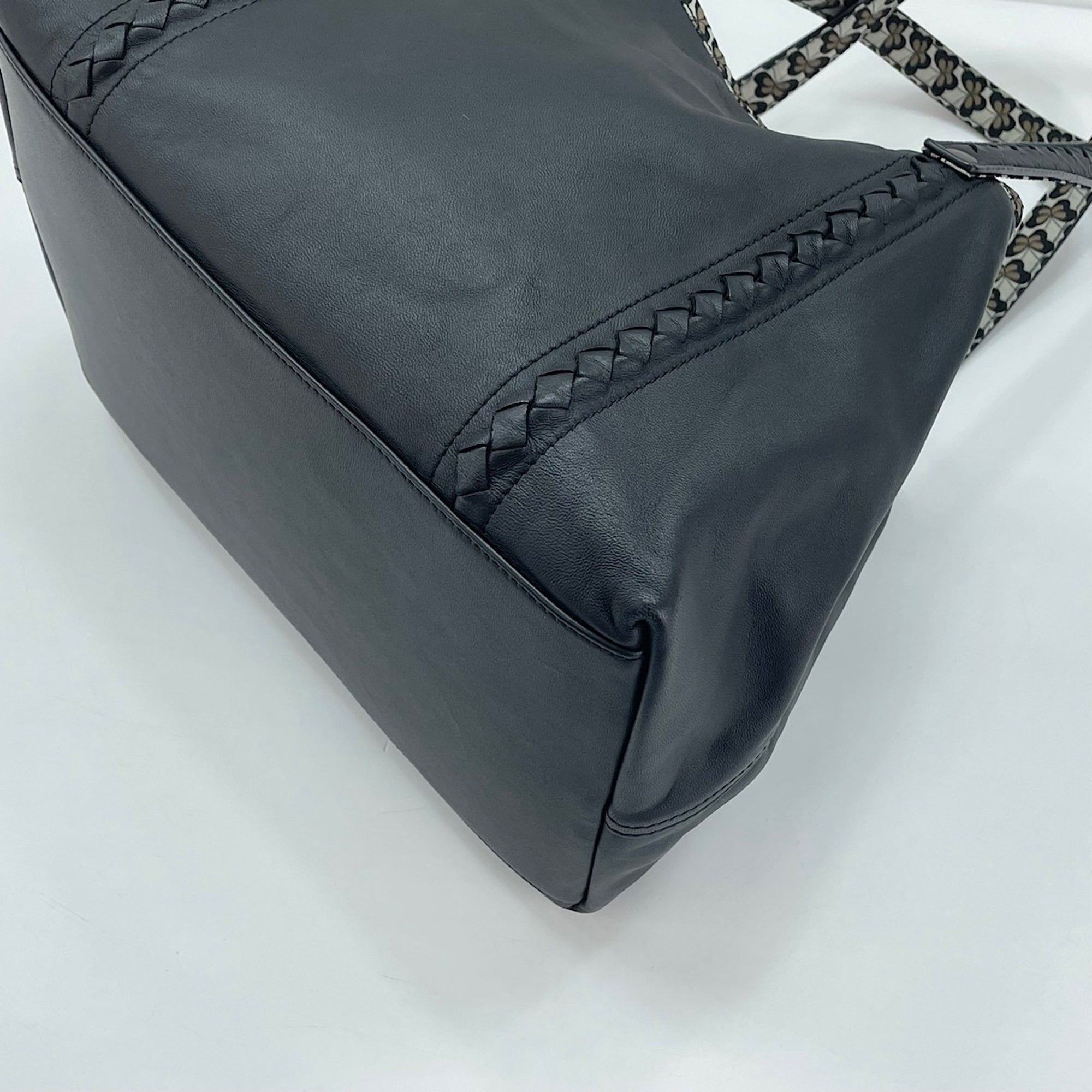 Bottega Veneta Black Intrecciato Tote Bag (Pre-Owned)