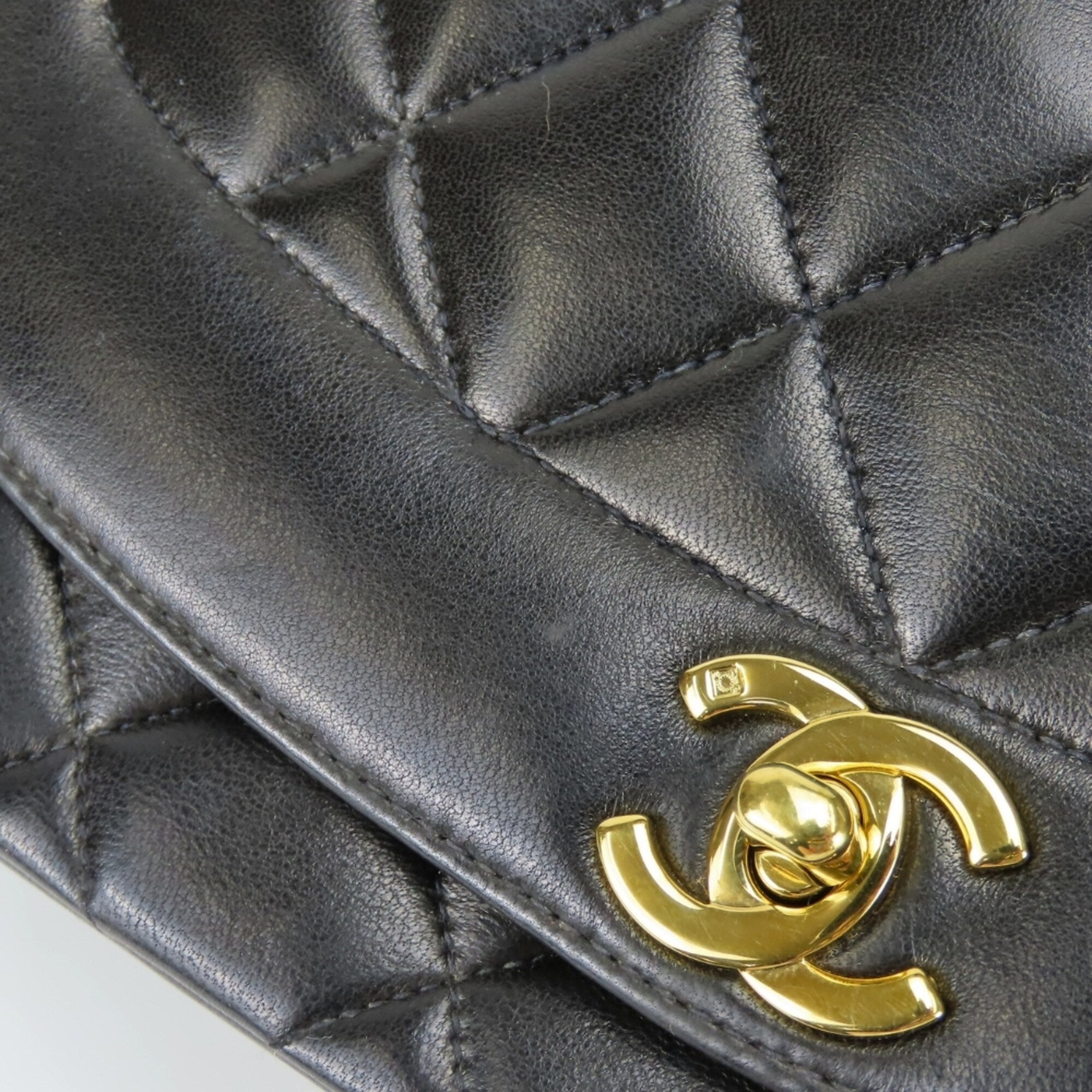 Chanel Black Leather Shoulder Bag (Pre-Owned)