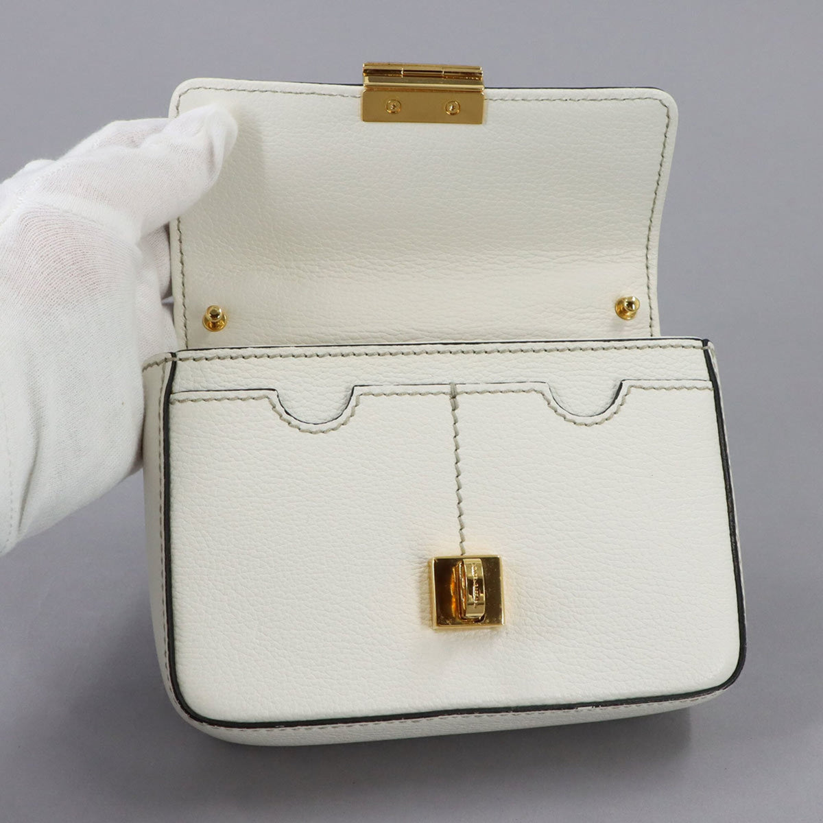 Dolce & Gabbana White Leather Handbag (Pre-Owned)