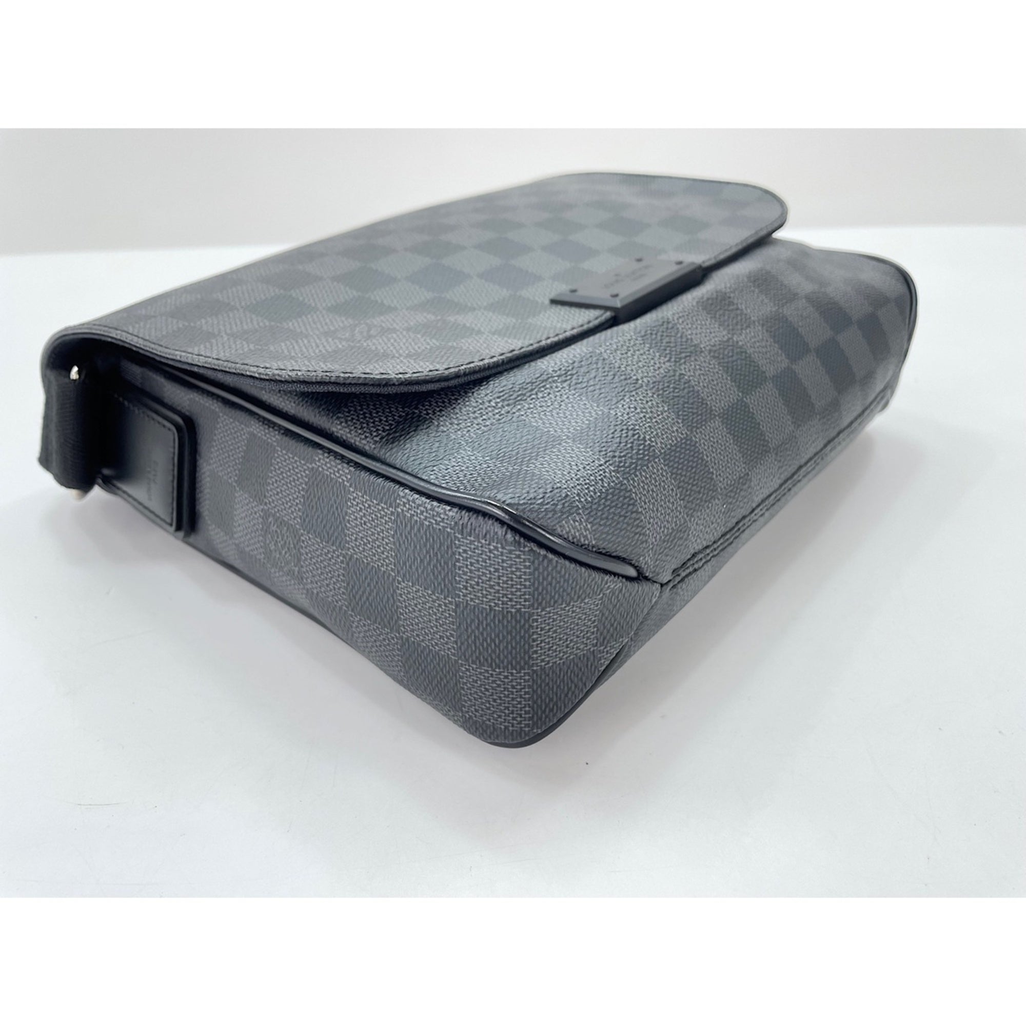 Louis Vuitton Black Shoulder Bag (Pre-Owned)