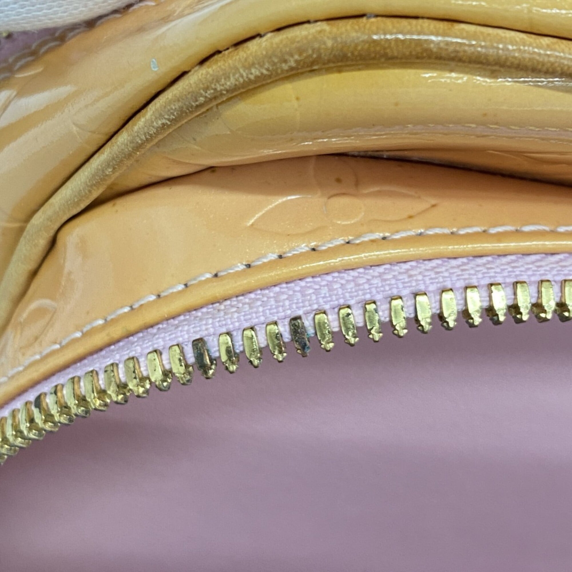 Louis Vuitton Rose Shoulder Bag (Pre-Owned)