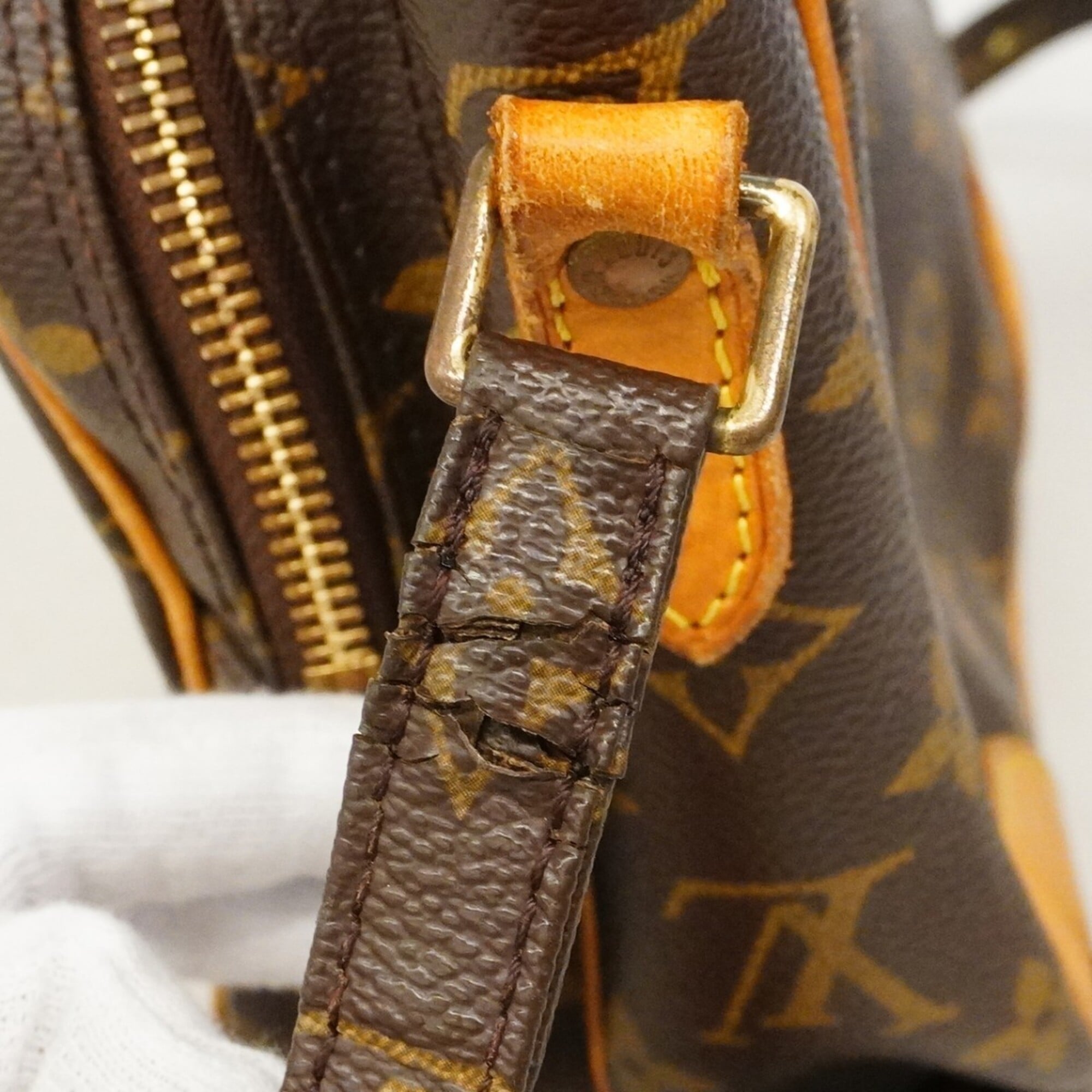 Louis Vuitton Brown Shoulder Bag (Pre-Owned)