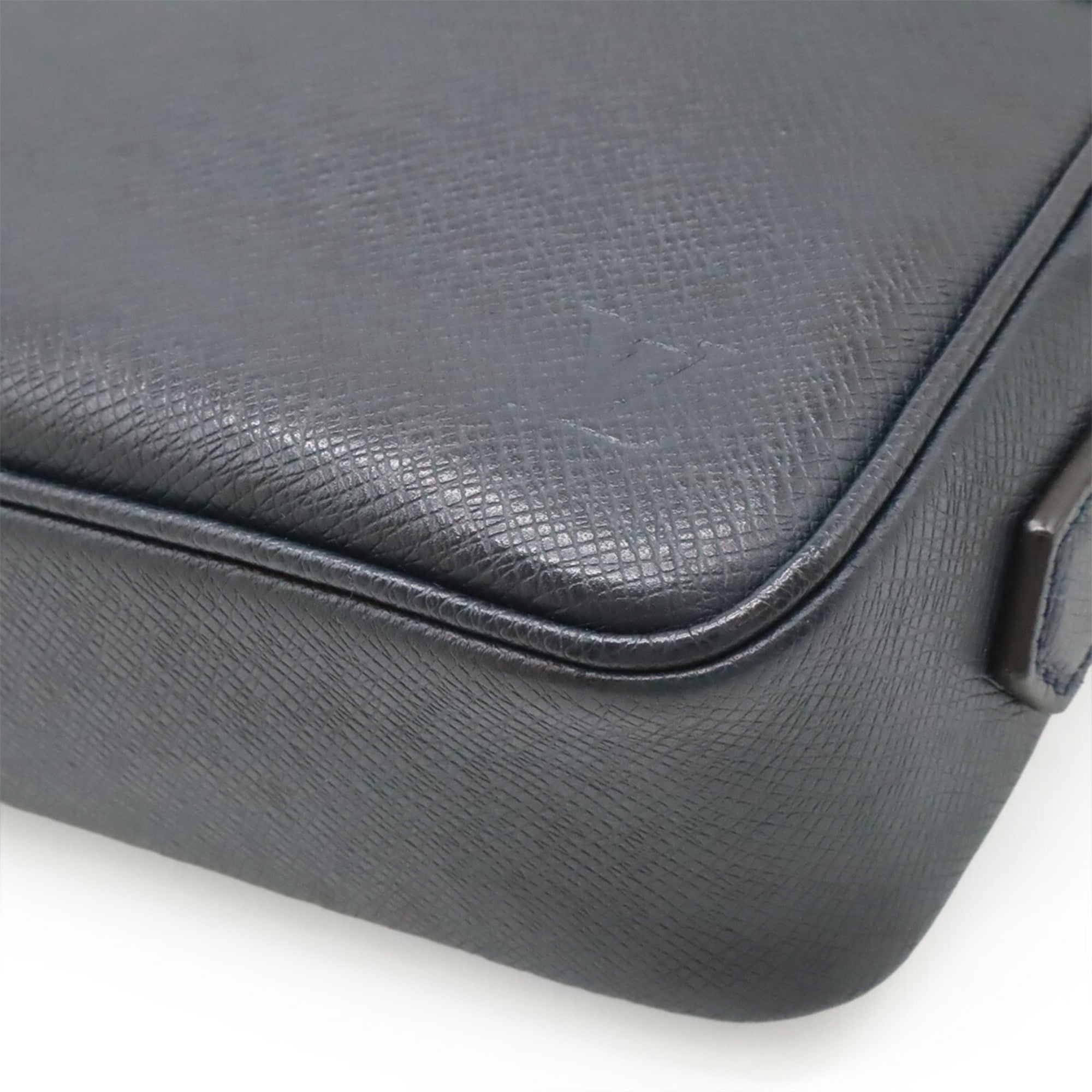 Louis Vuitton Navy Navy Blue Taiga Leather Leather Clutch Bag Handbag Pochette (Pre-Owned)