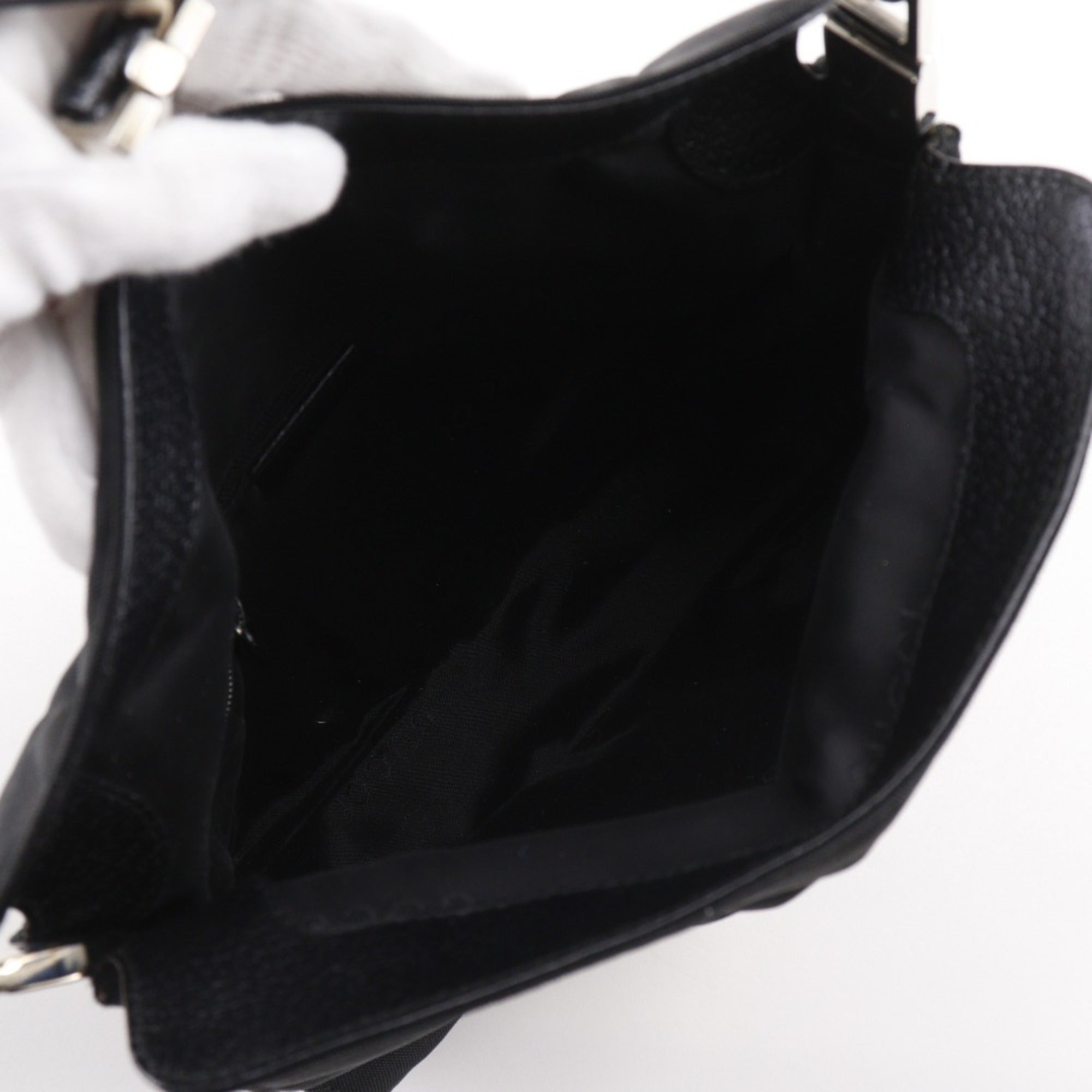 Gucci Black Nylon Canvas Shoulder Bag (Pre-Owned)