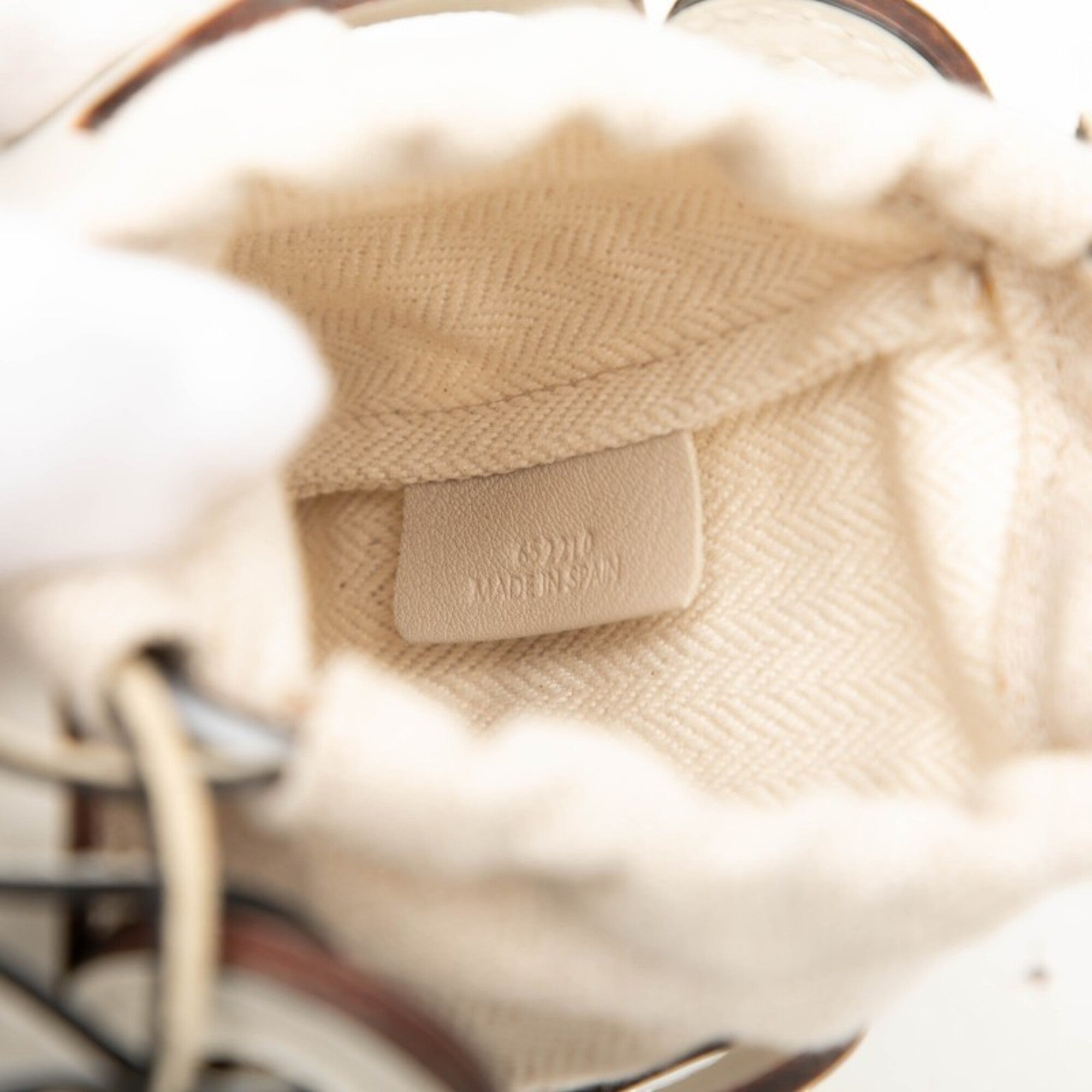 Loewe White Leather Canvas Shoulder Bag (Pre-Owned)