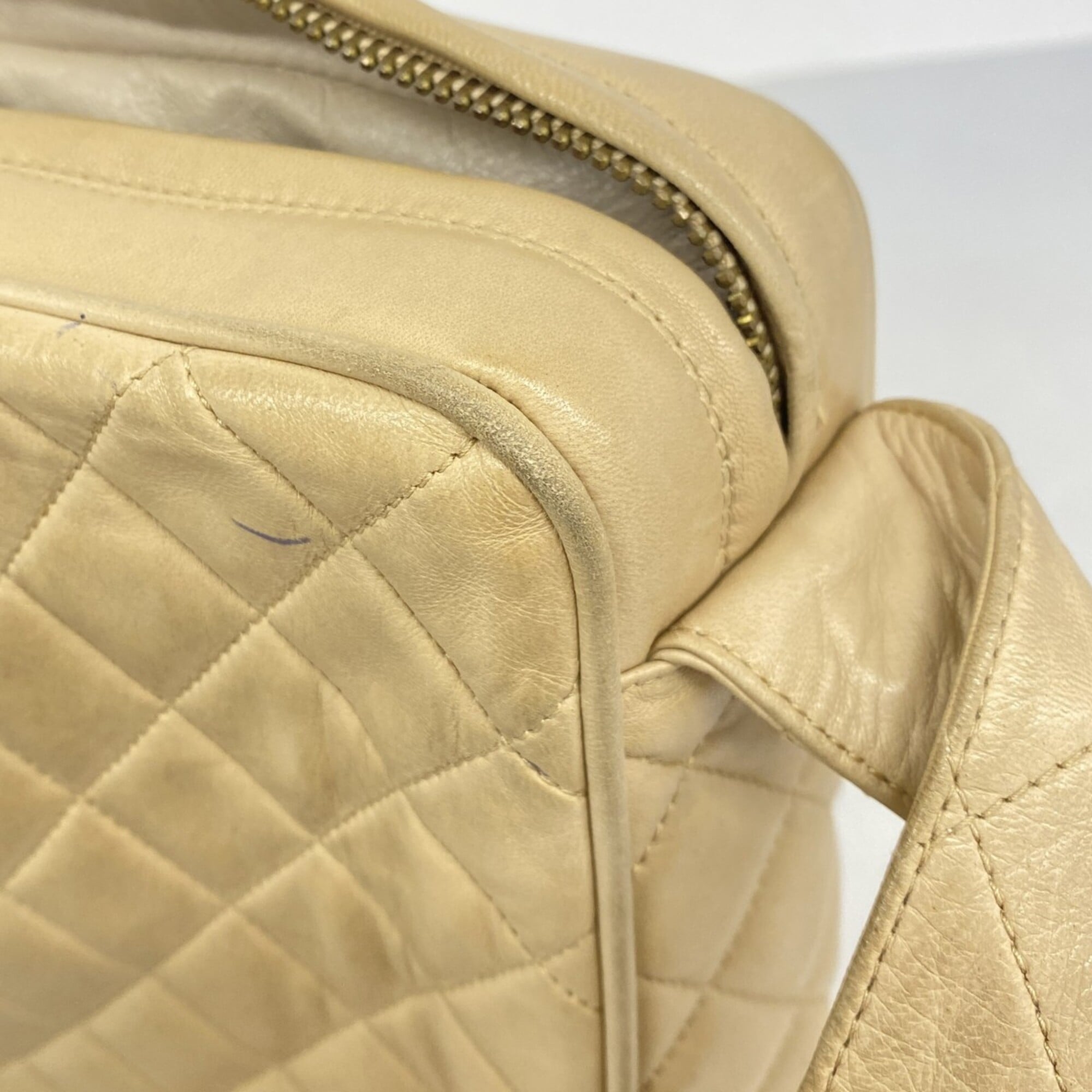 Chanel Beige Leather Shoulder Bag (Pre-Owned)