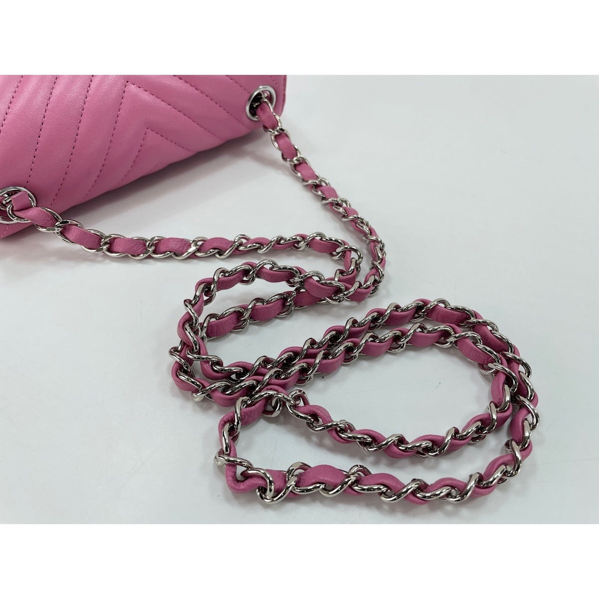 Chanel Pink Shoulder Bag (Pre-Owned)