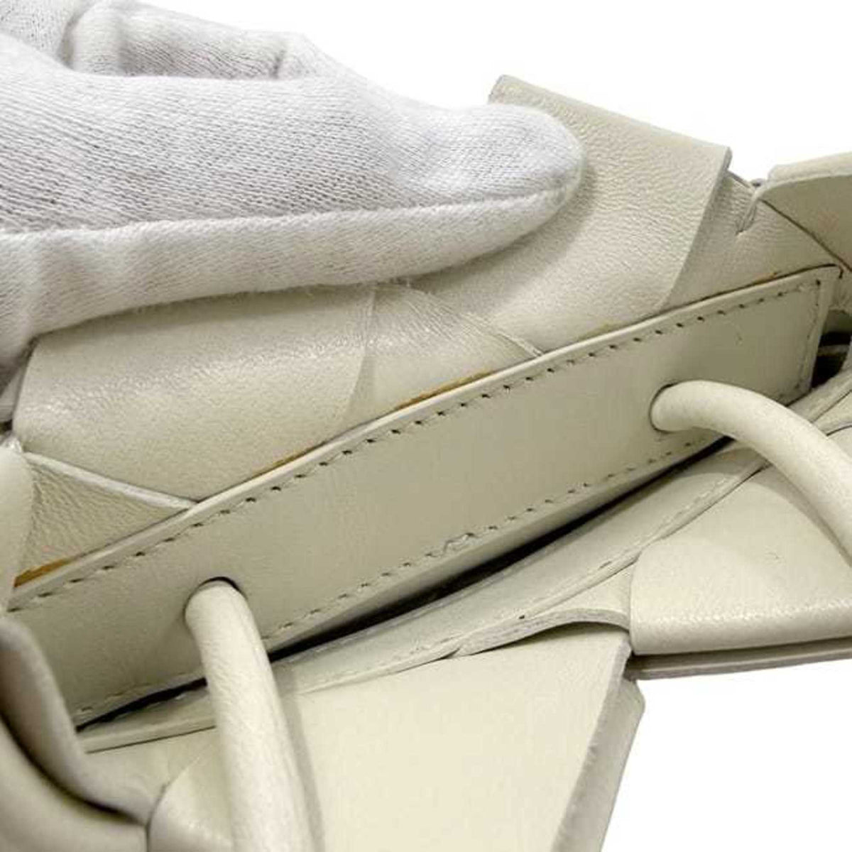 Bottega Veneta Intrecciato White Leather Pochette Shoulder Bag (Pre-Owned)