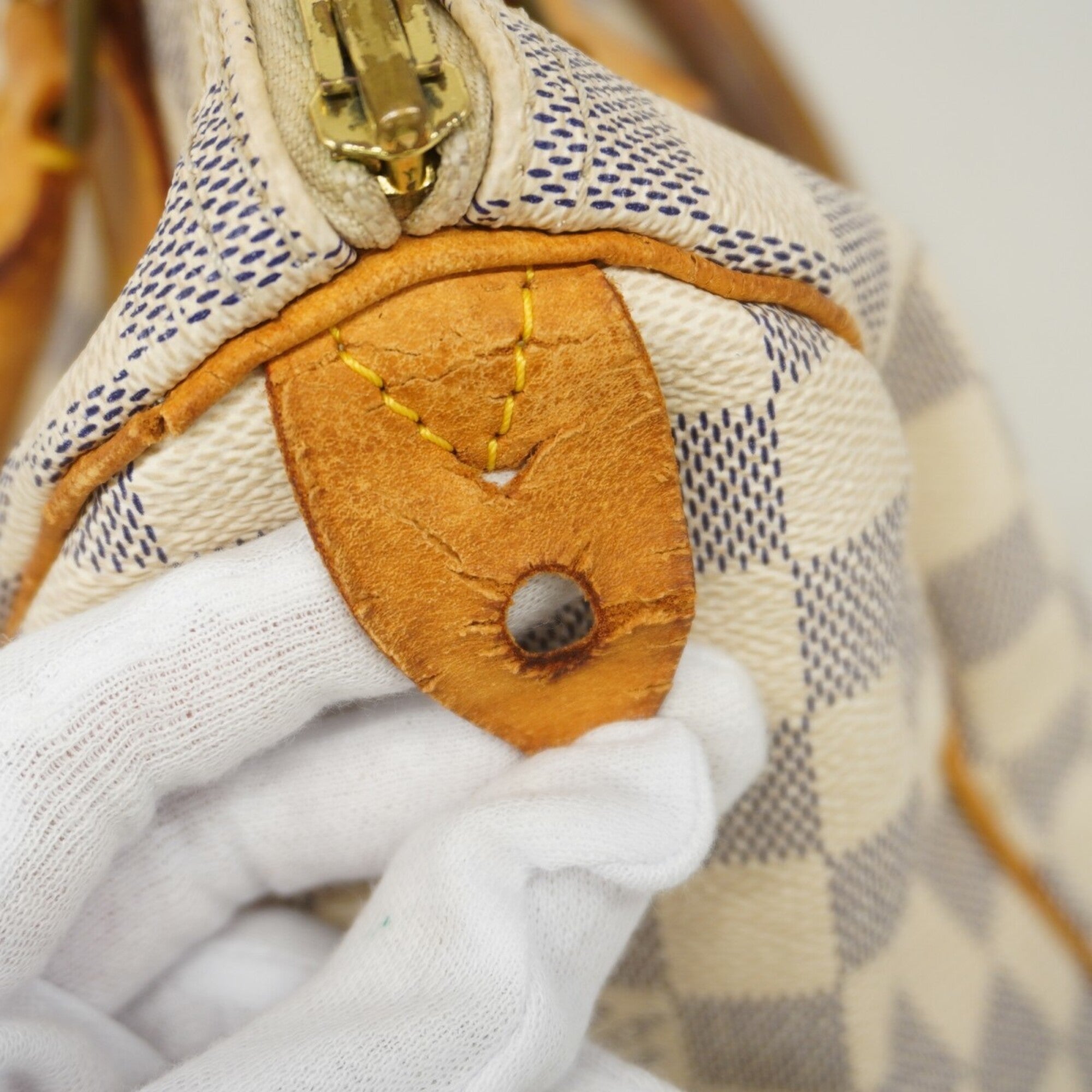 Louis Vuitton White Handbag (Pre-Owned)