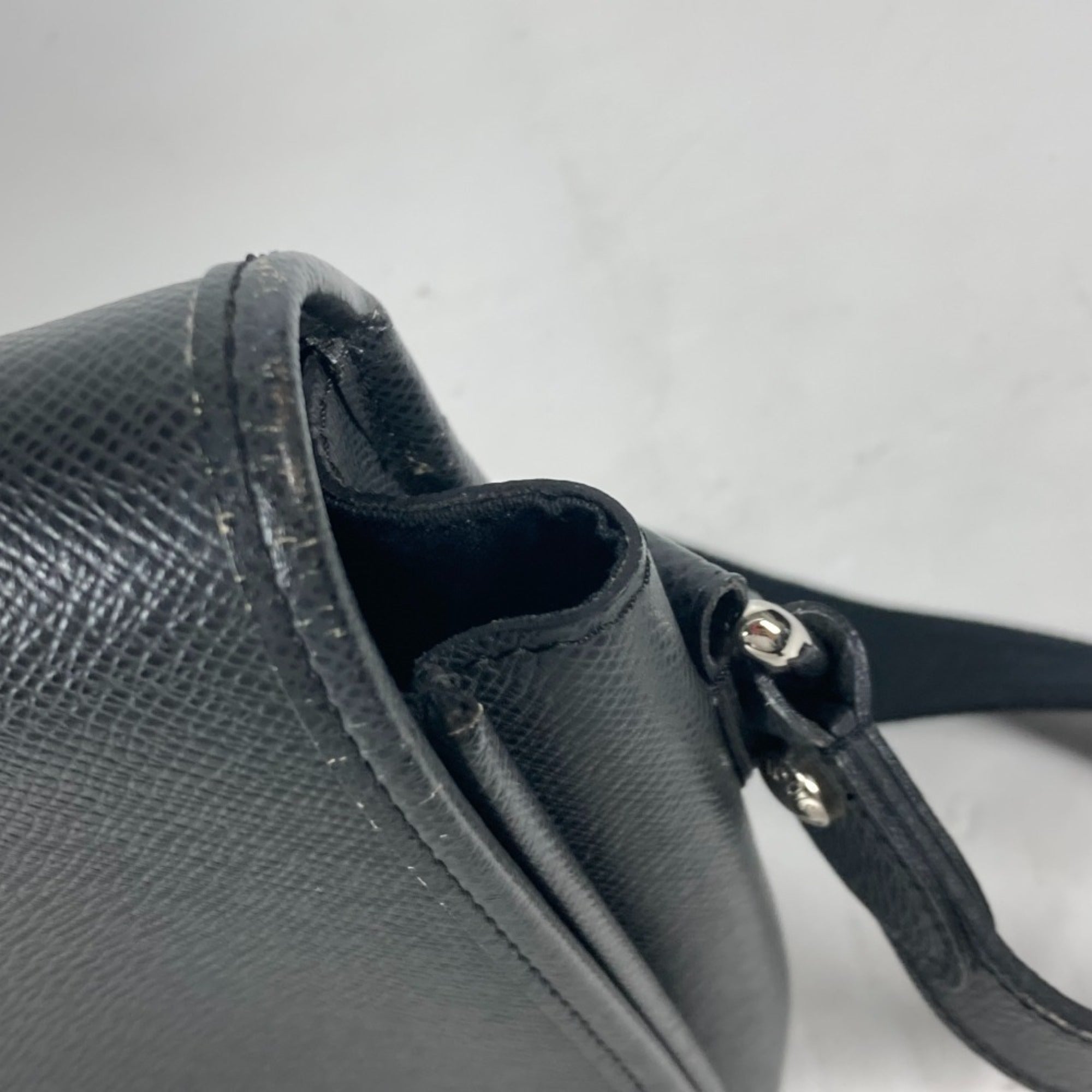 Louis Vuitton Ardoise Black Taiga Leather Messenger Bag Shoulder Bag (Pre-Owned)