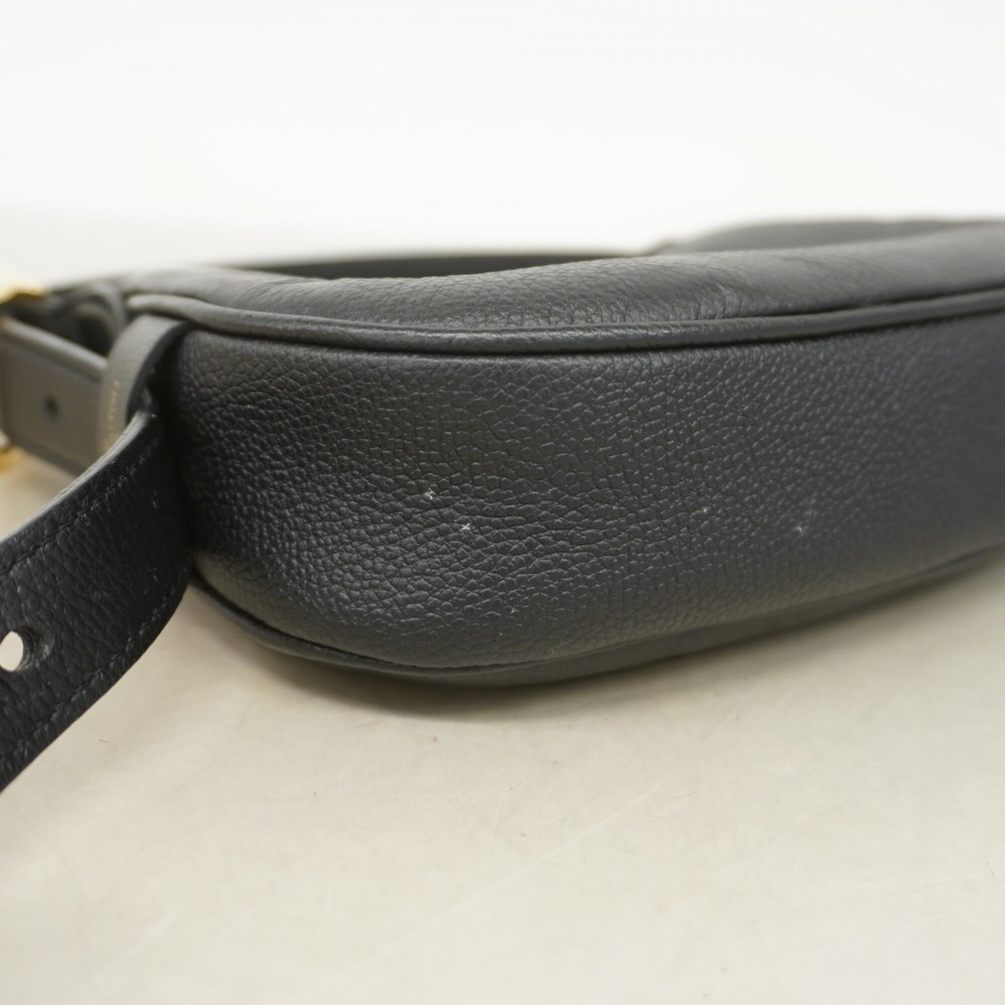 Louis Vuitton Noir Handbag (Pre-Owned)
