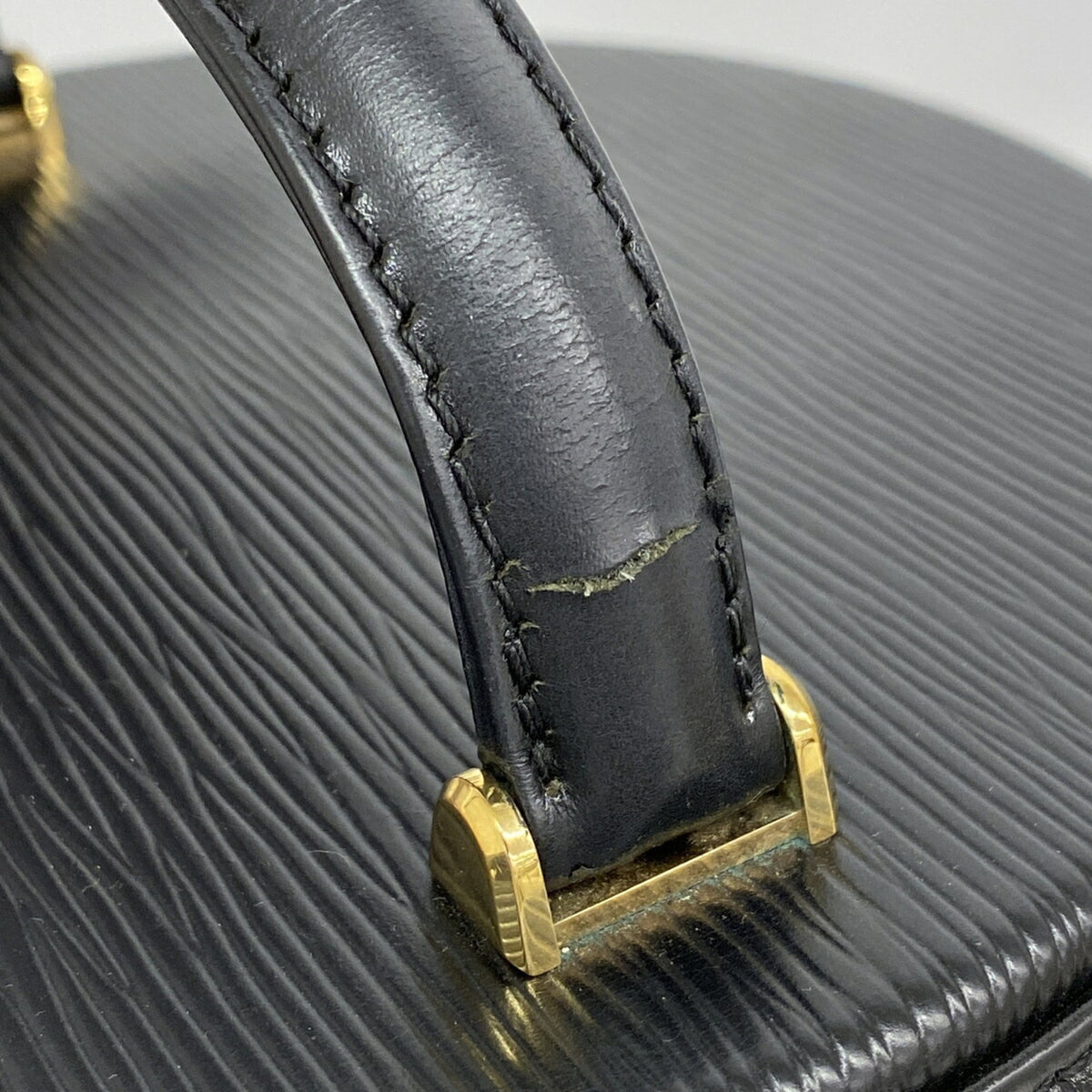 Louis Vuitton Noir Handbag (Pre-Owned)