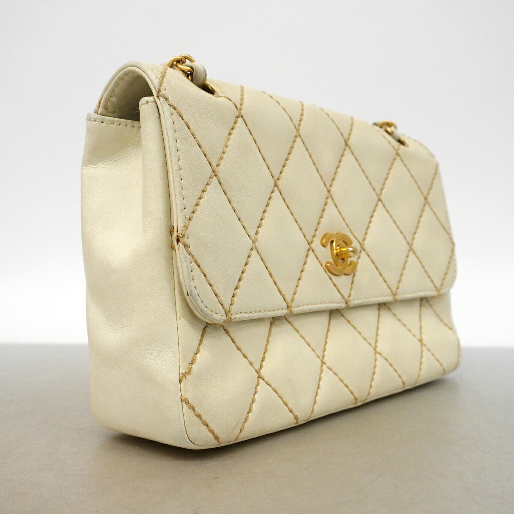 Chanel White Leather Shoulder Bag (Pre-Owned)