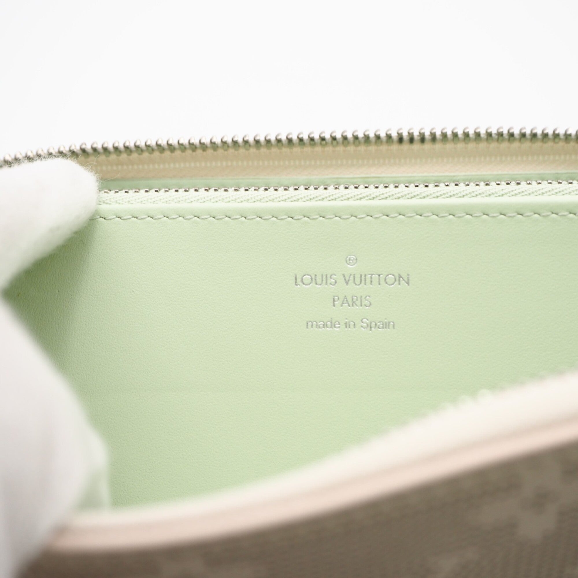 Louis Vuitton Beige Green Mahina Leather Long Wallet (Bi-Fold) (Pre-Owned)