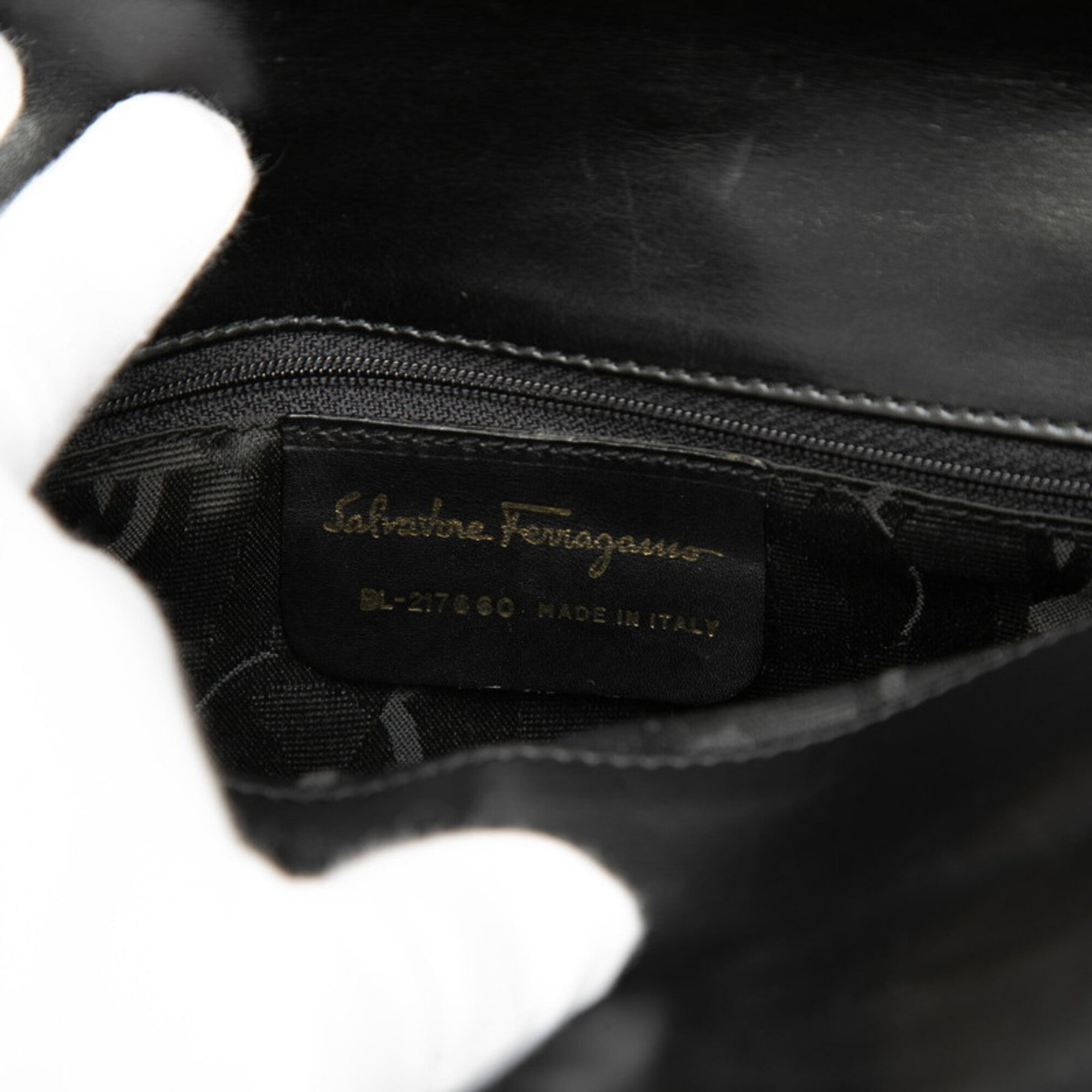 Salvatore Ferragamo Black Leather Pouch Shoulder Bag (Pre-Owned)