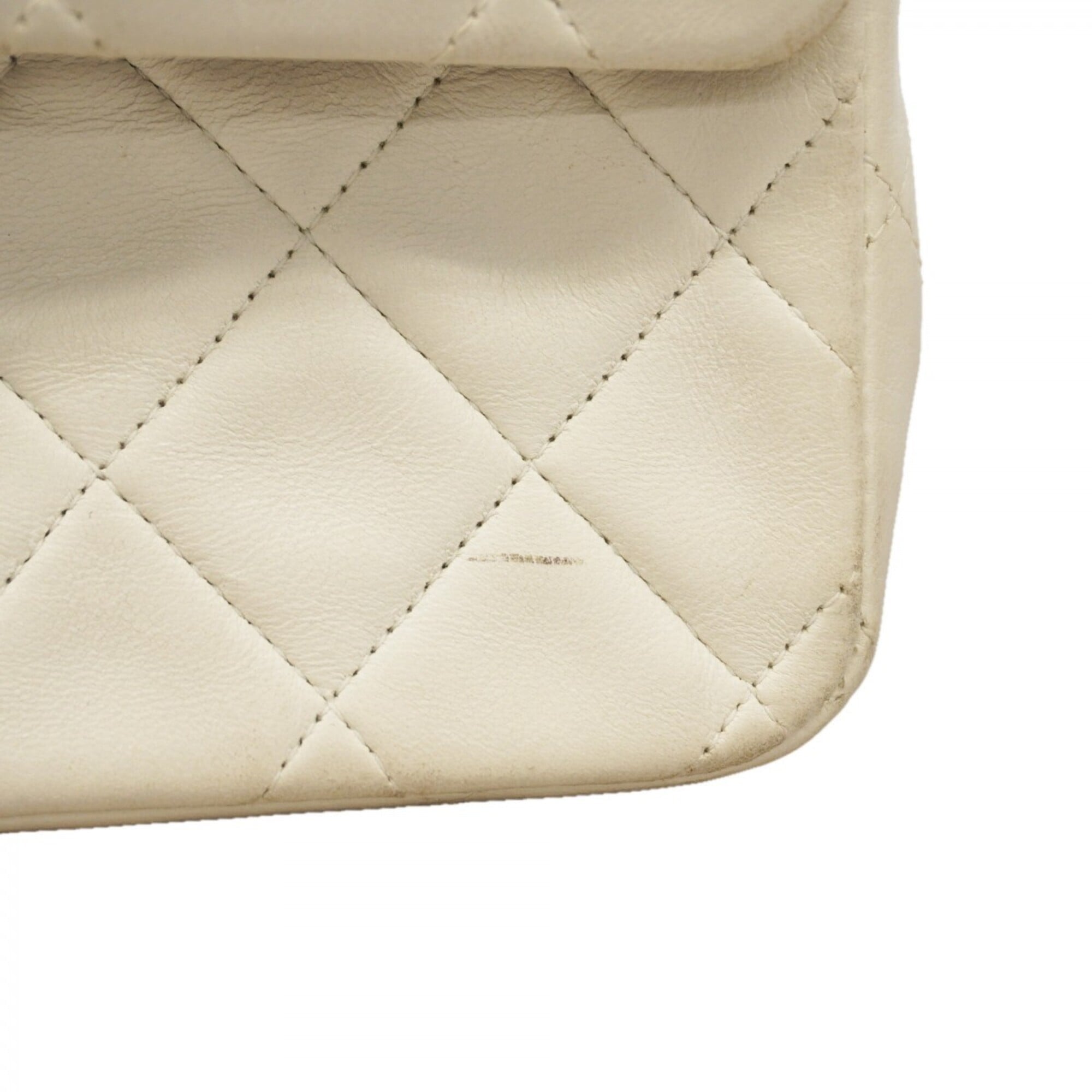 Chanel White Leather Shoulder Bag (Pre-Owned)