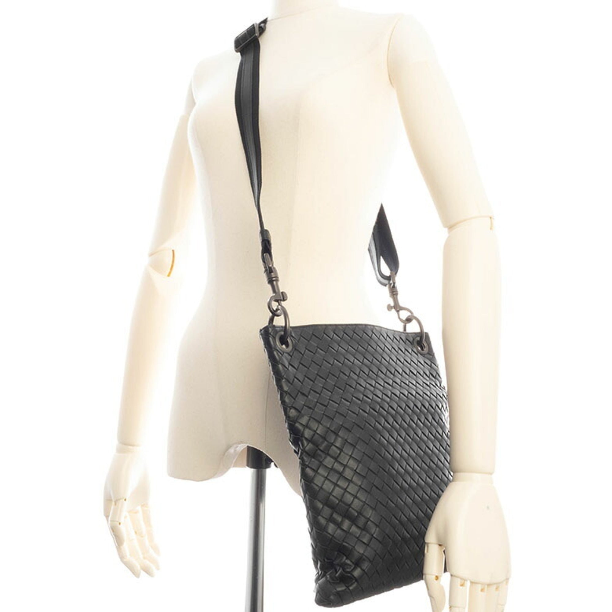 Bottega Veneta Black Leather Shoulder Bag (Pre-Owned)