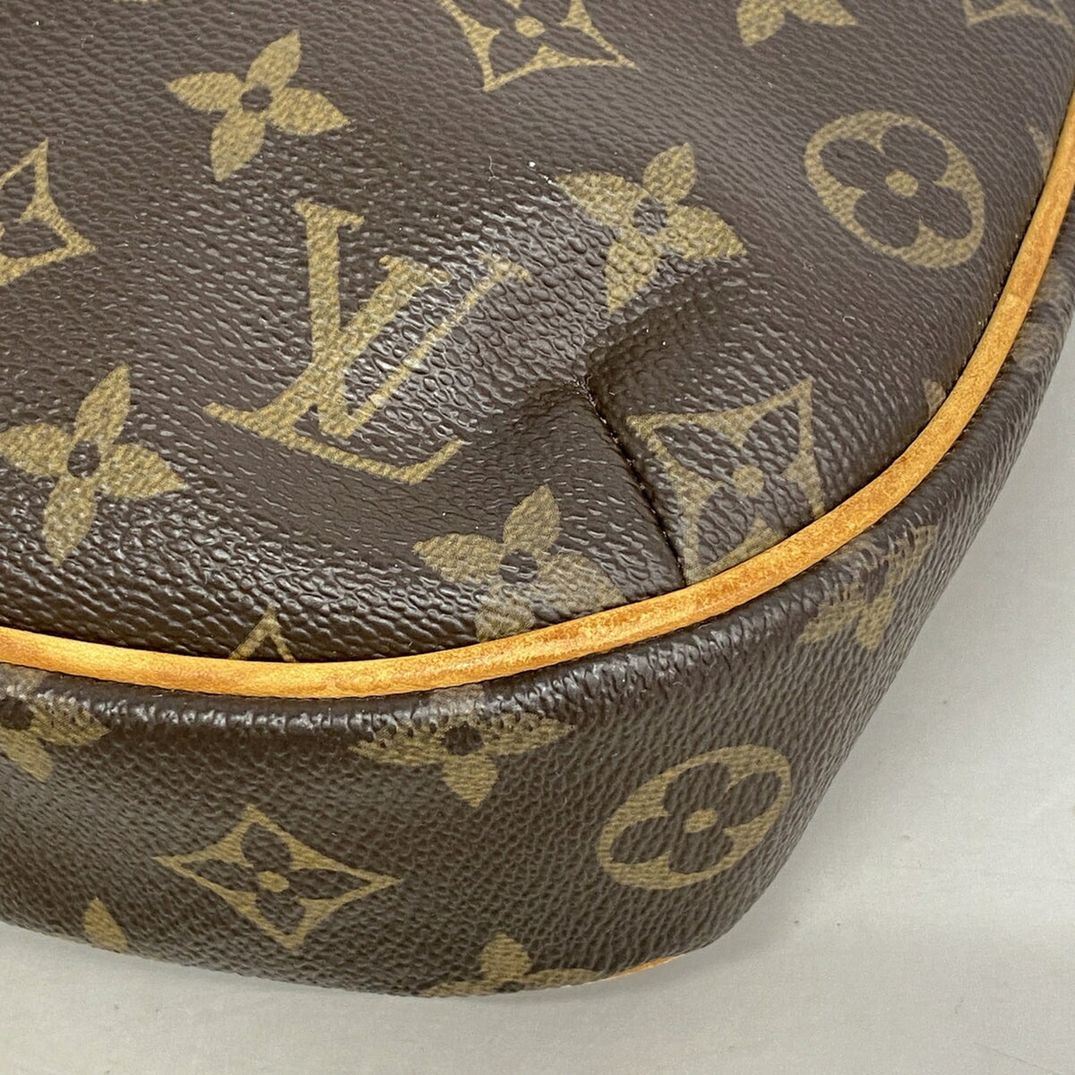 Louis Vuitton Brown Shoulder Bag (Pre-Owned)
