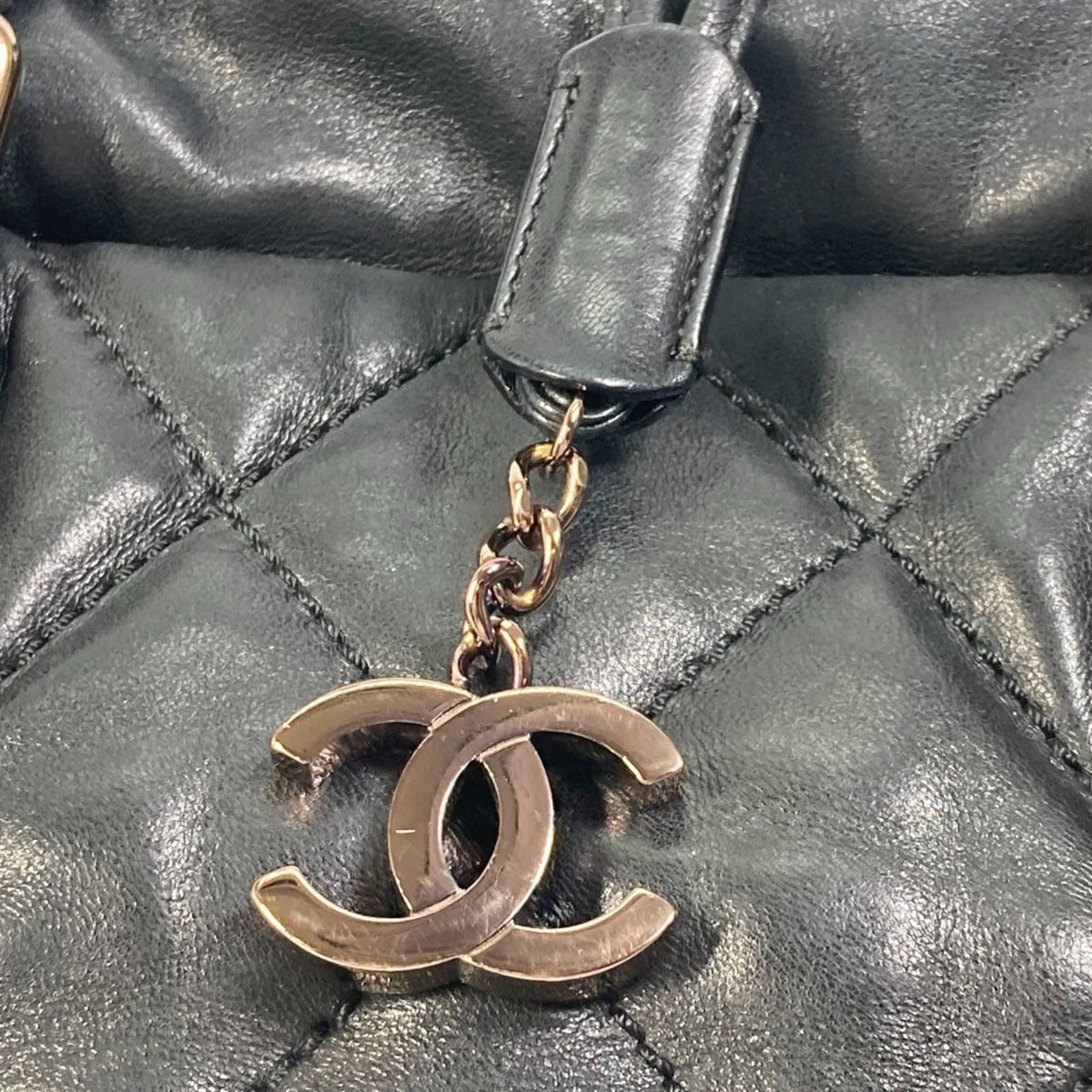 Chanel Black Leather Shoulder Bag (Pre-Owned)