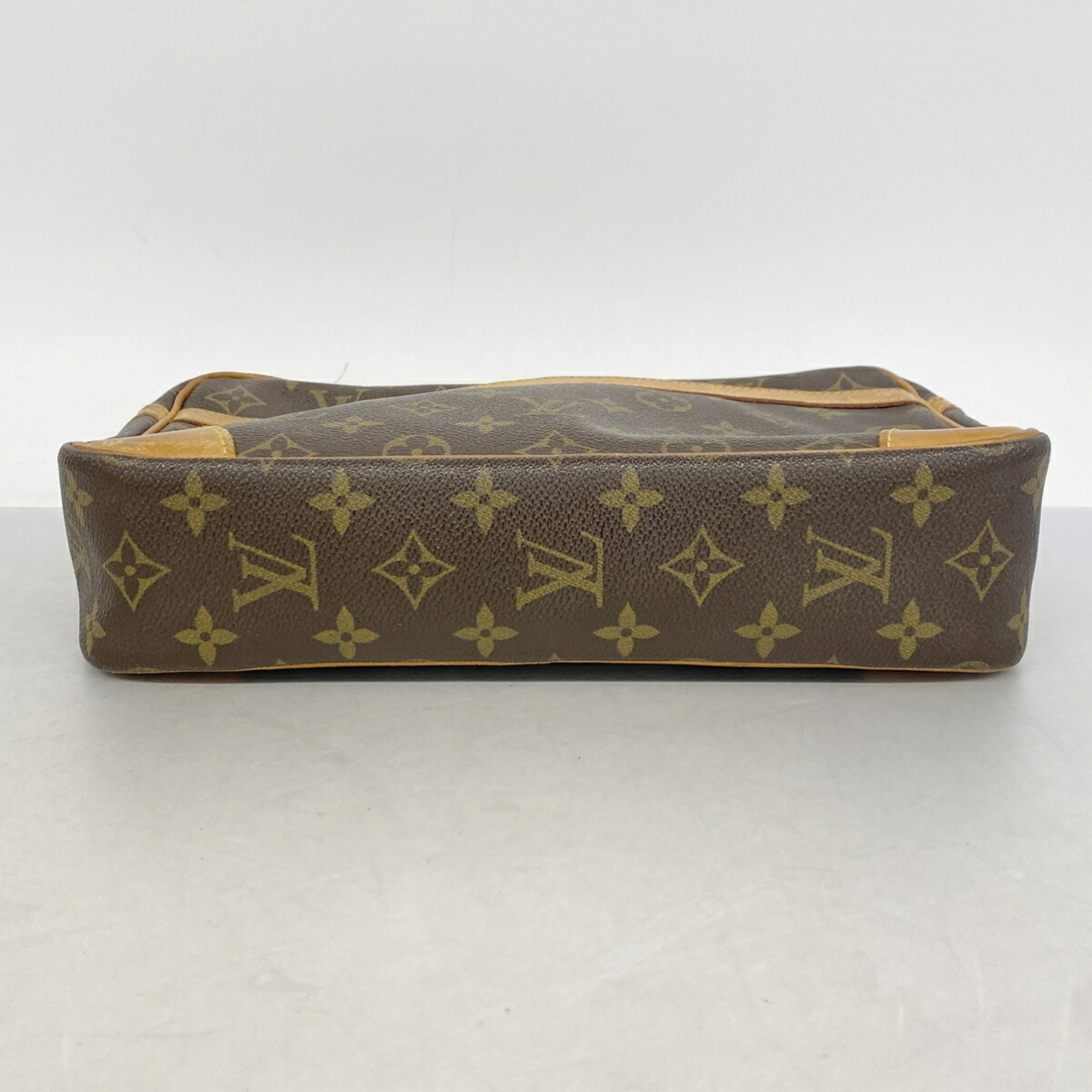 Louis Vuitton Brown Clutch Bag (Pre-Owned)