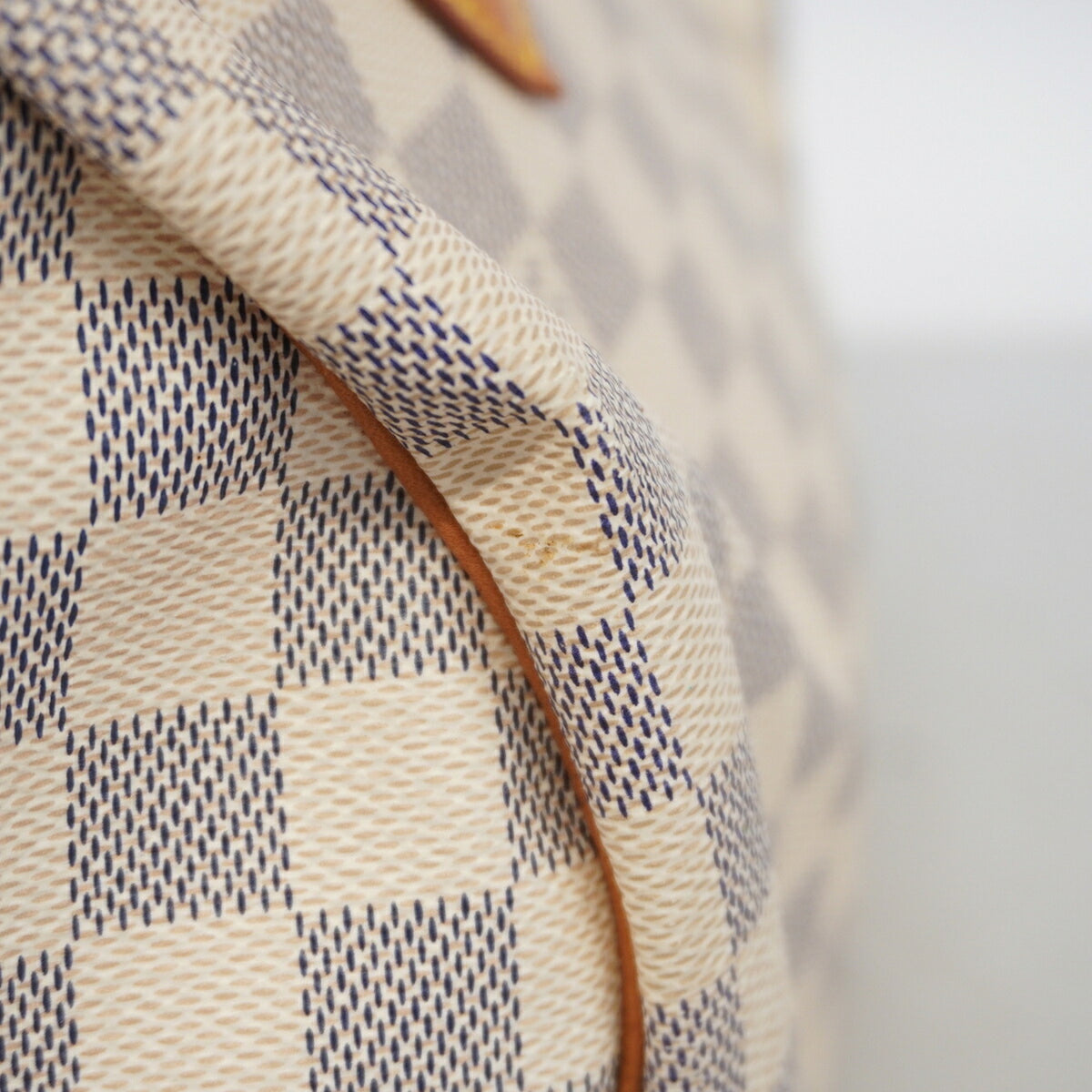 Louis Vuitton White Handbag (Pre-Owned)