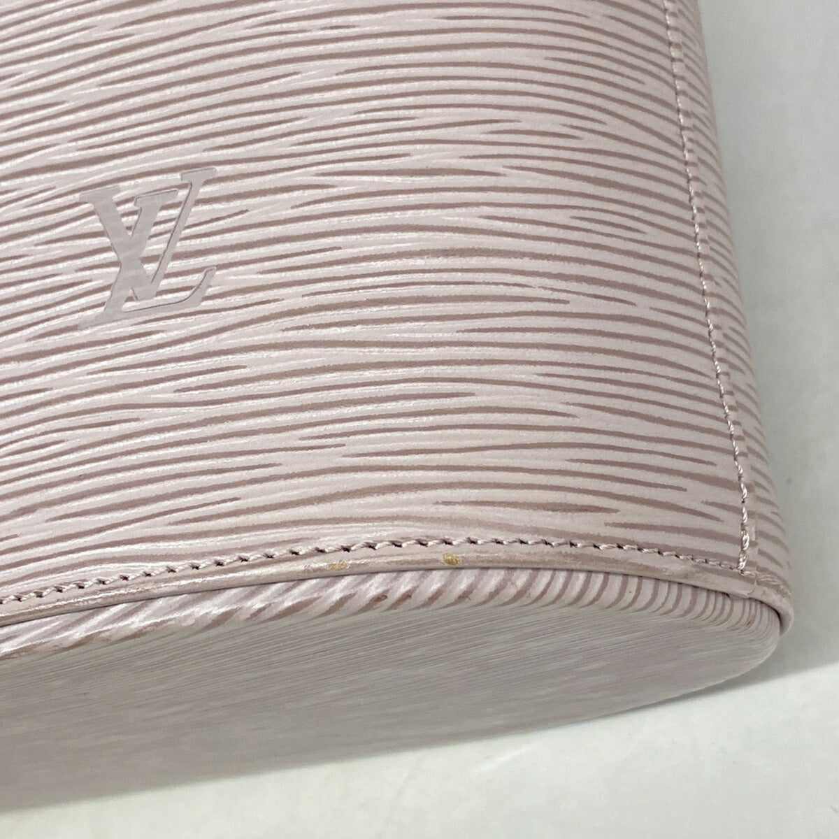 Louis Vuitton Lilac Shoulder Bag (Pre-Owned)