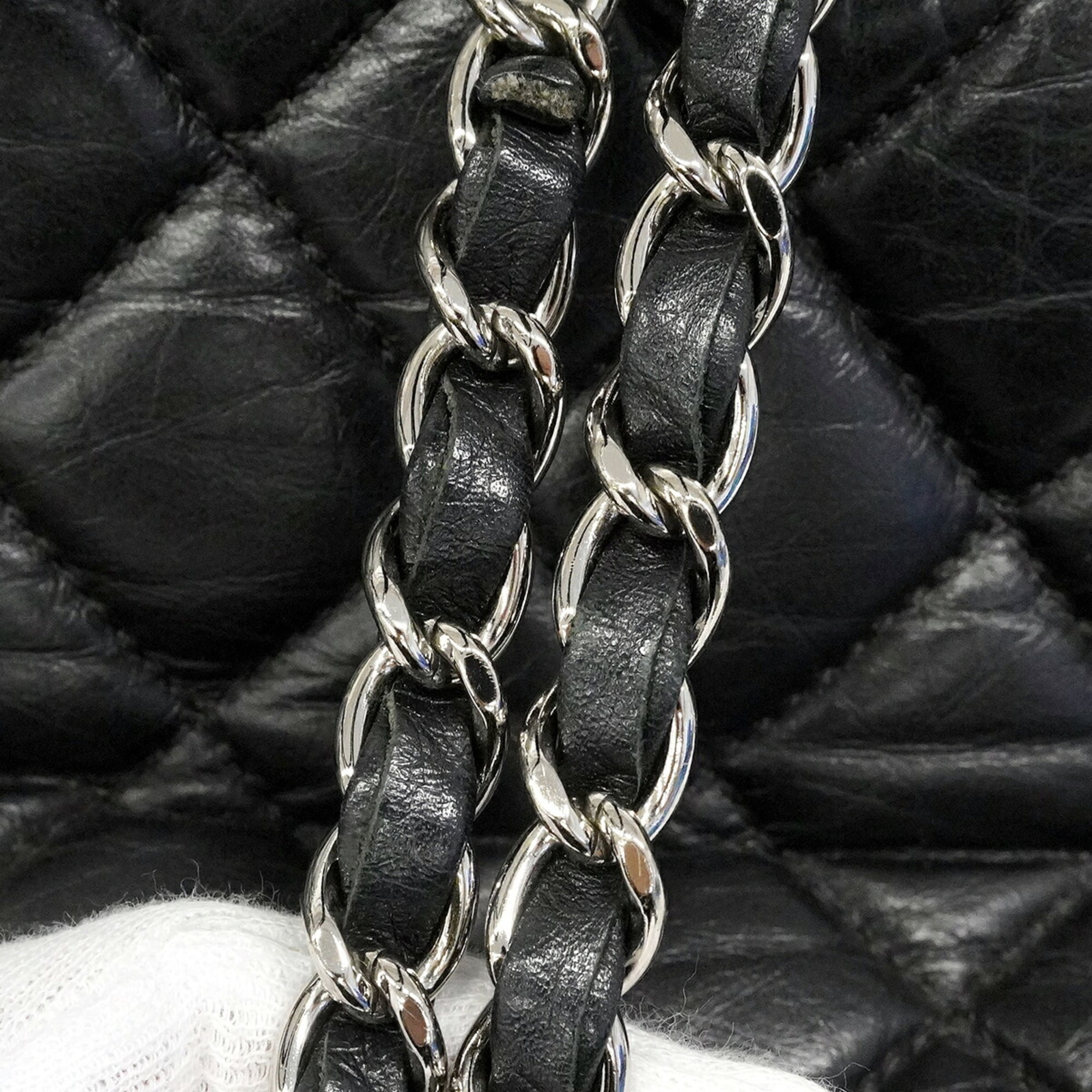 Chanel Black Leather Handbag (Pre-Owned)