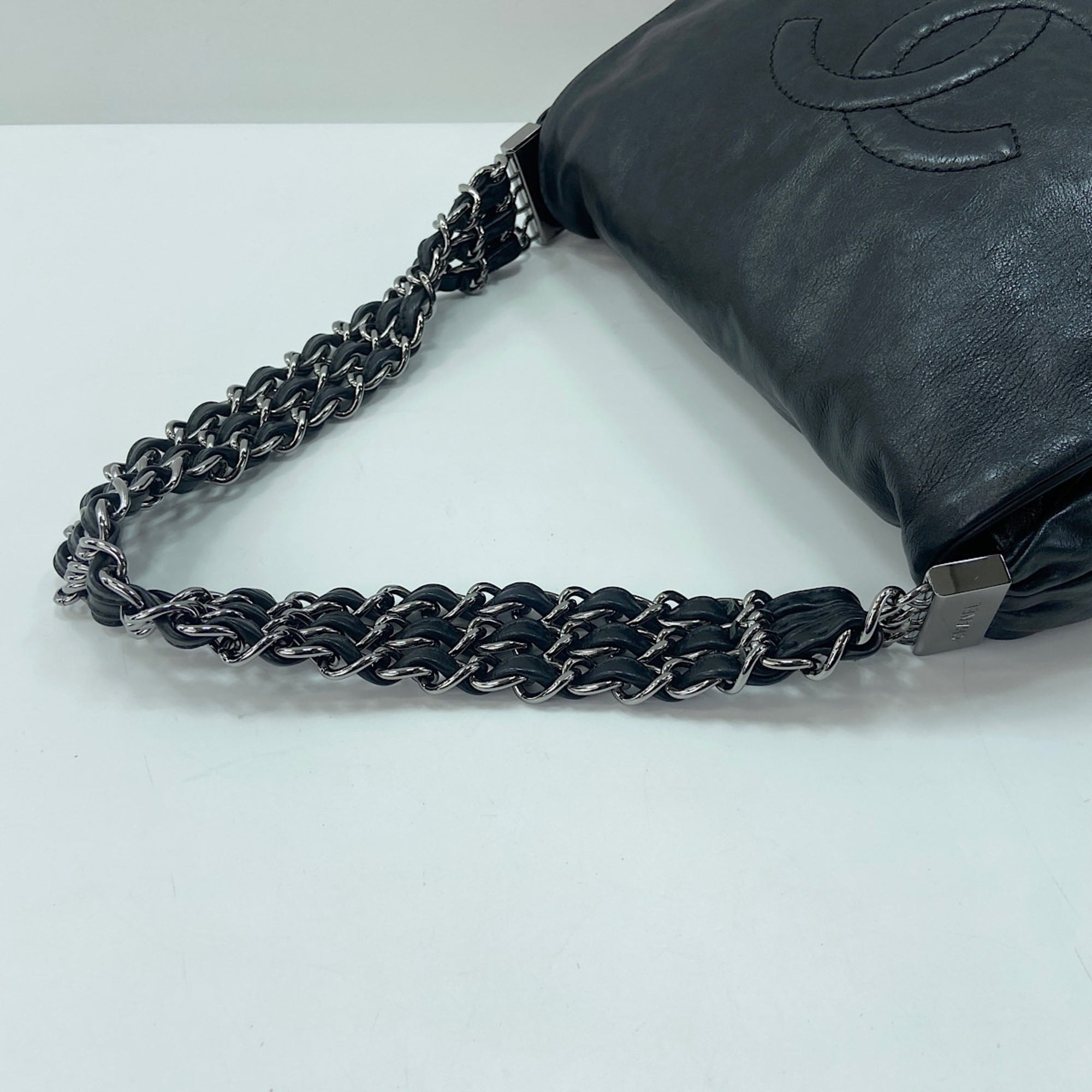 Chanel Black Shoulder Bag (Pre-Owned)