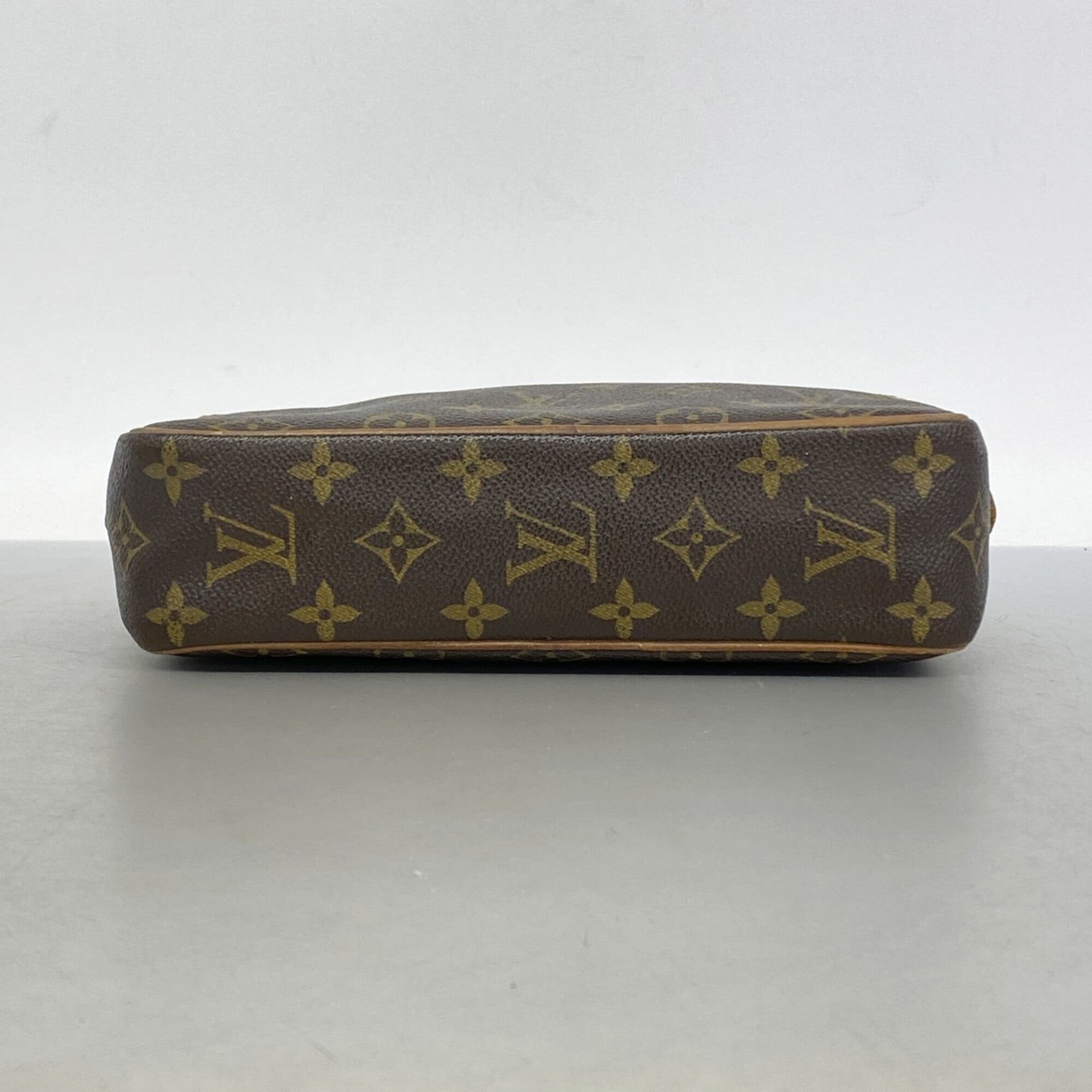 Louis Vuitton Brown Clutch Bag (Pre-Owned)