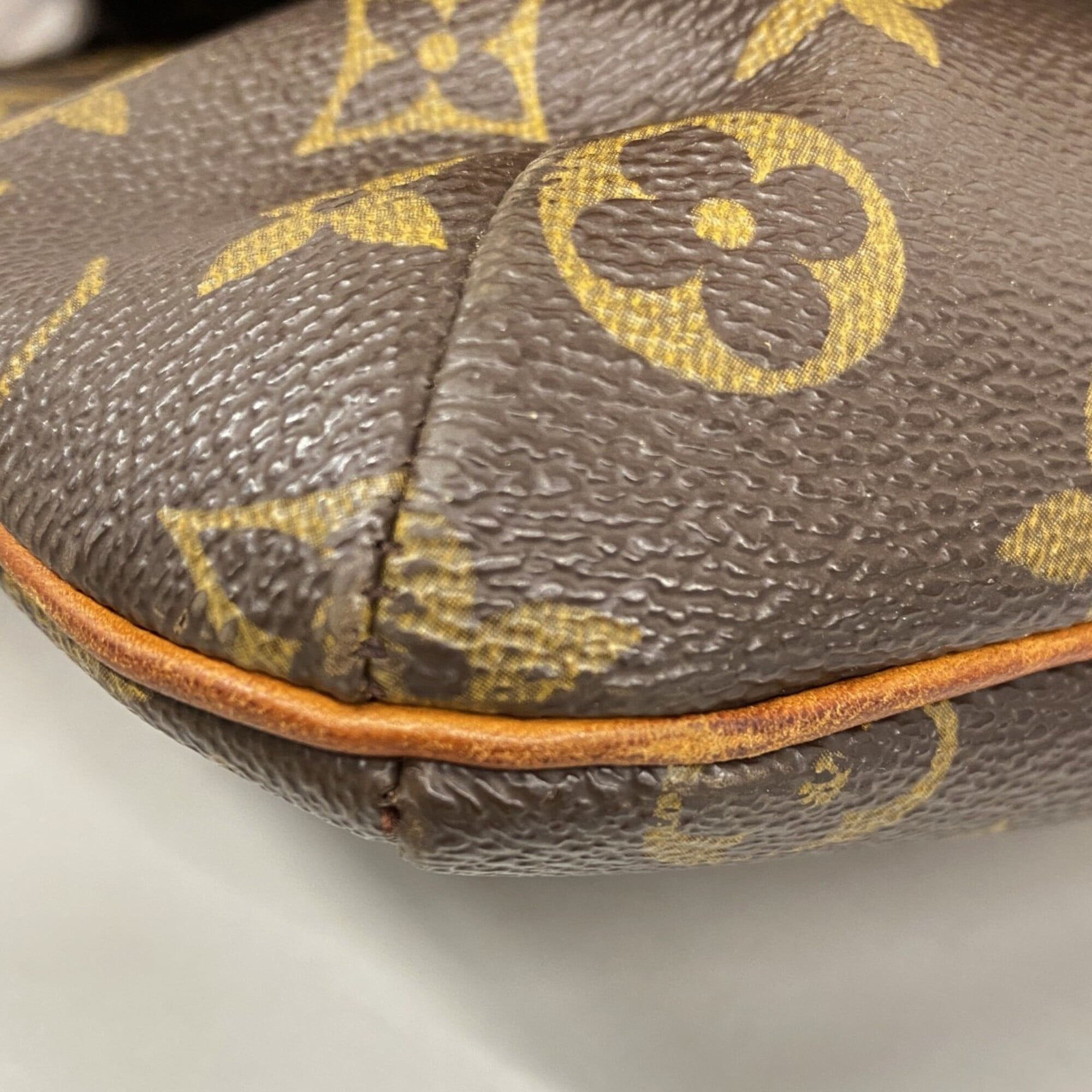 Louis Vuitton Brown Shoulder Bag (Pre-Owned)