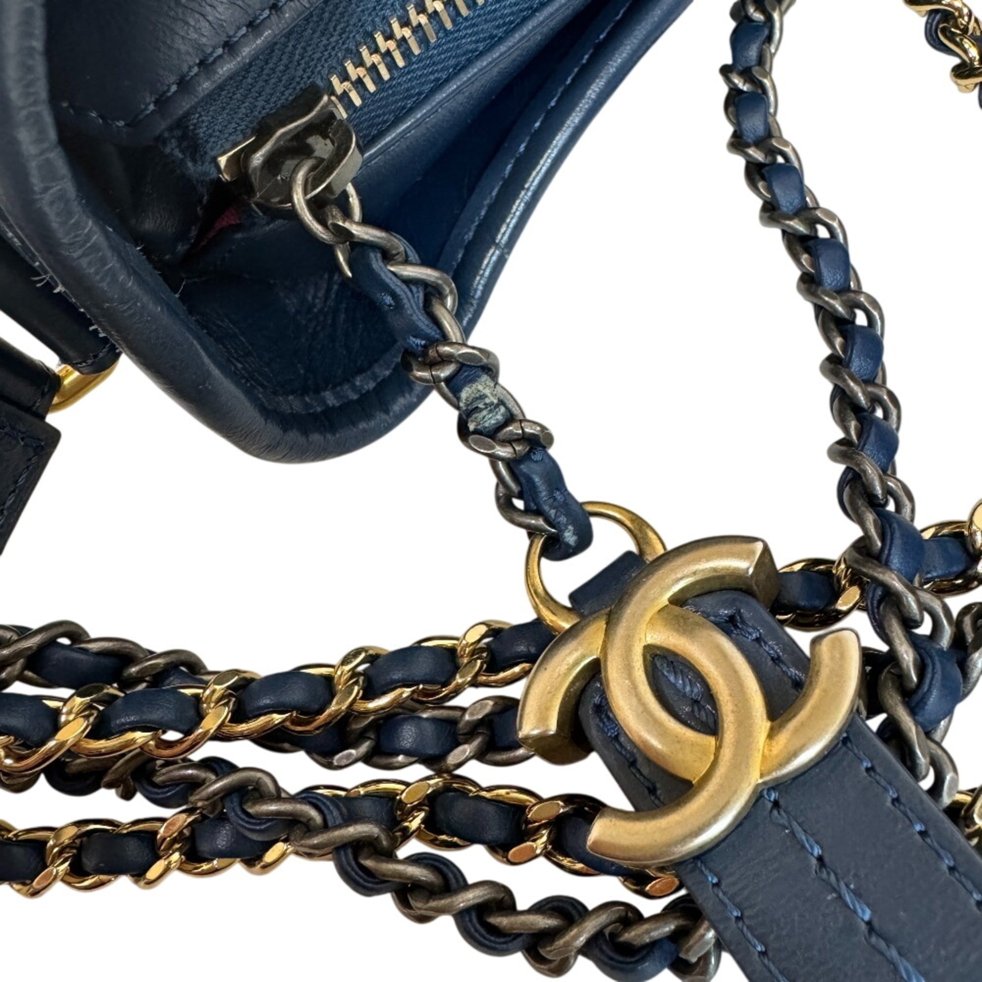 Chanel Blue Leather Shoulder Bag (Pre-Owned)