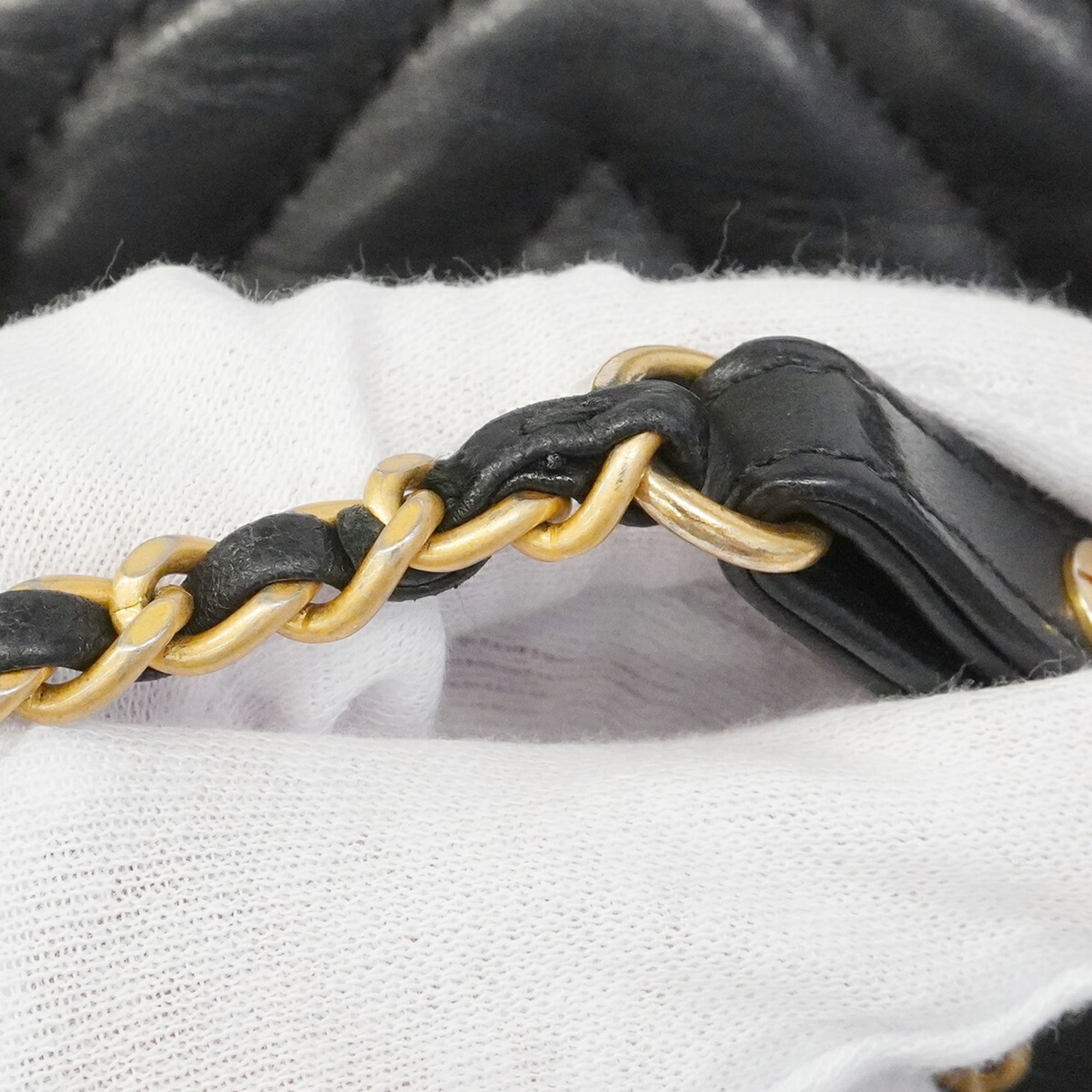 Chanel Black Leather Handbag (Pre-Owned)