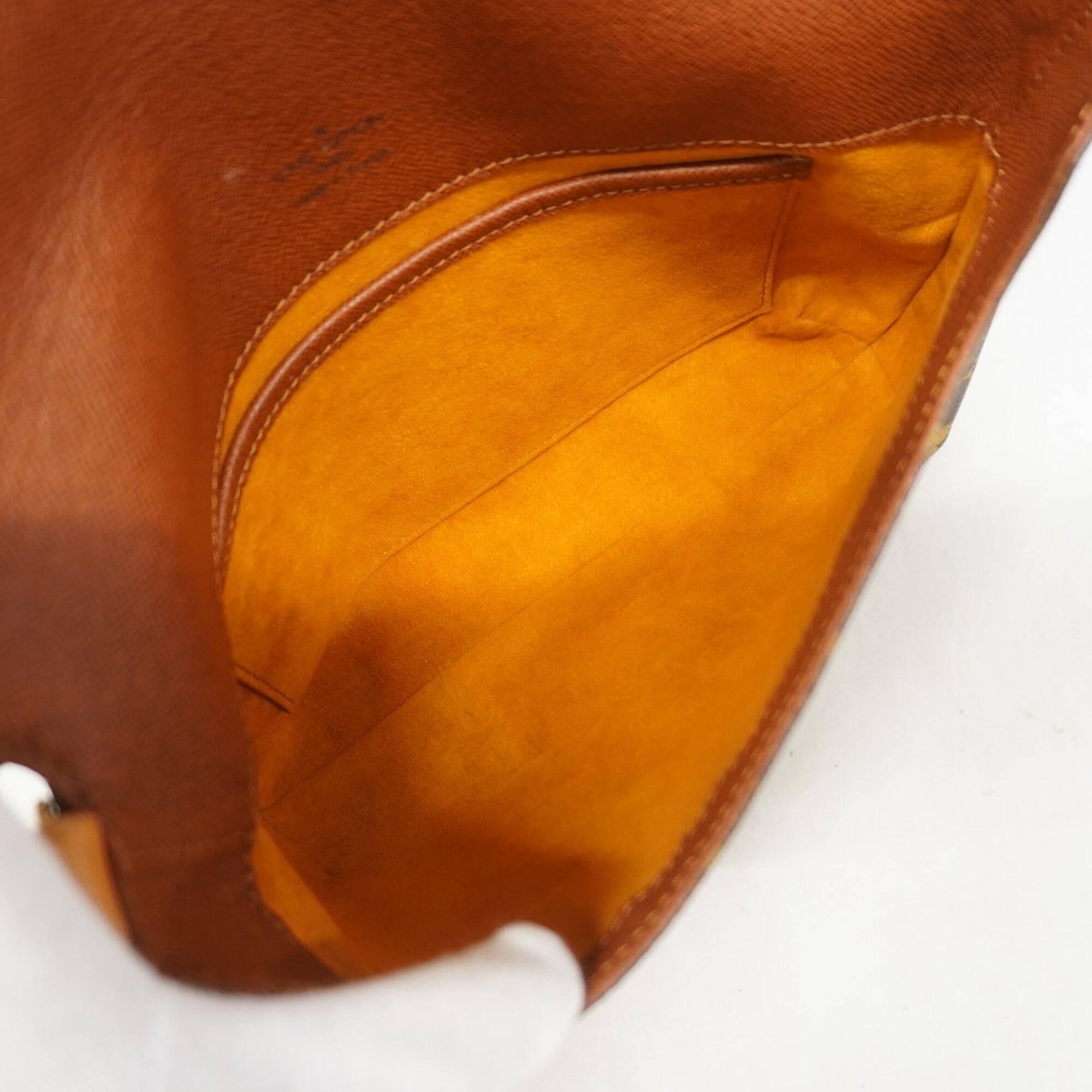Louis Vuitton Brown Shoulder Bag (Pre-Owned)