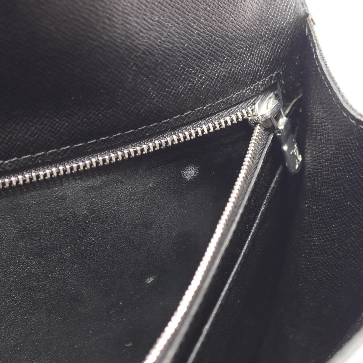 Louis Vuitton Black Leather Taiga Leather Clutch Bag Handbag (Pre-Owned)