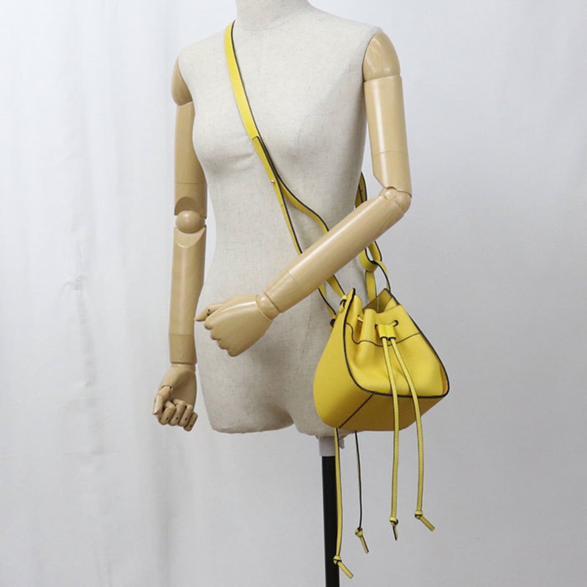 Loewe Yellow Leather Handbag (Pre-Owned)